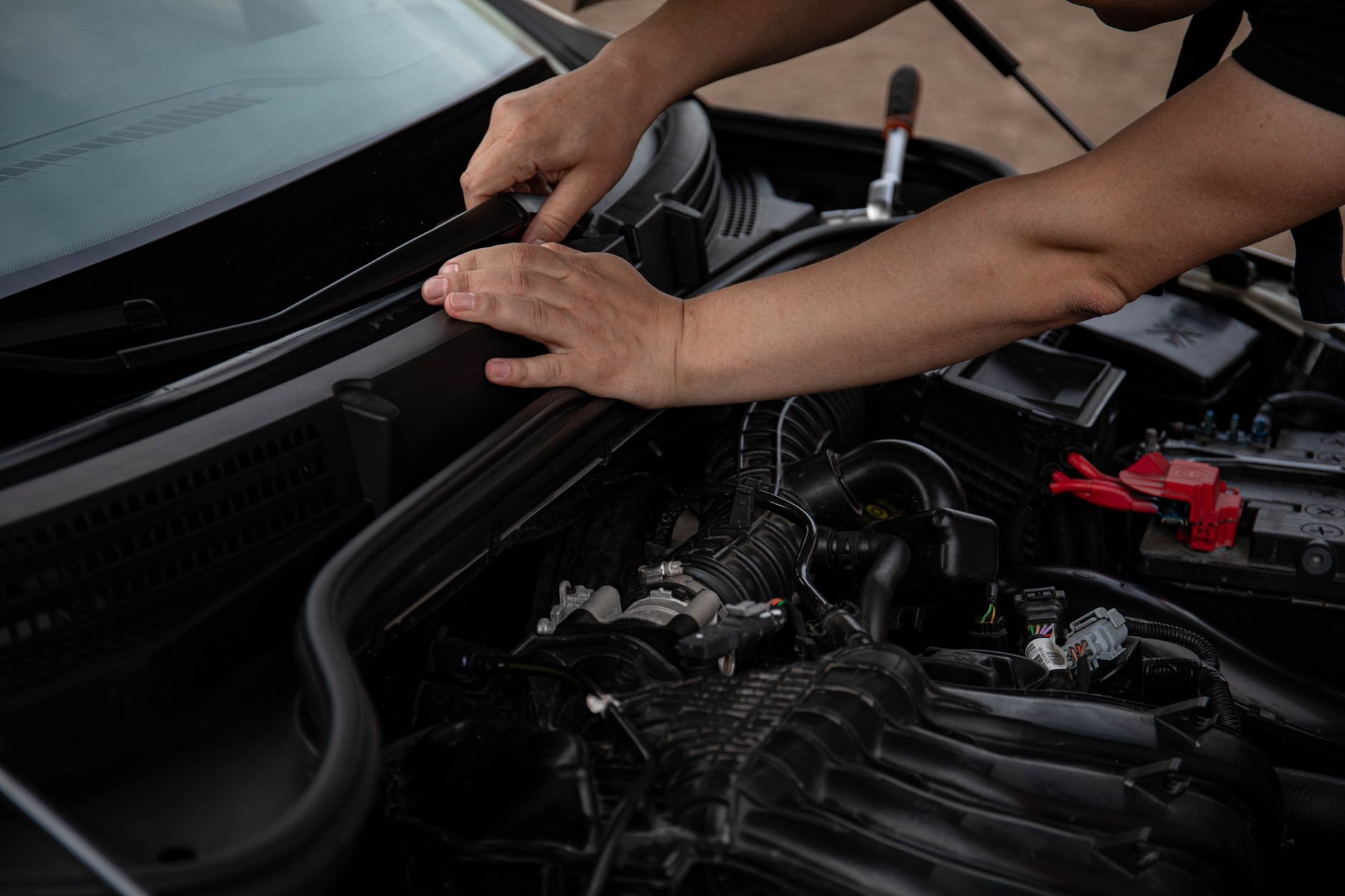 Mecanicien qui entretient un moteur de voiture