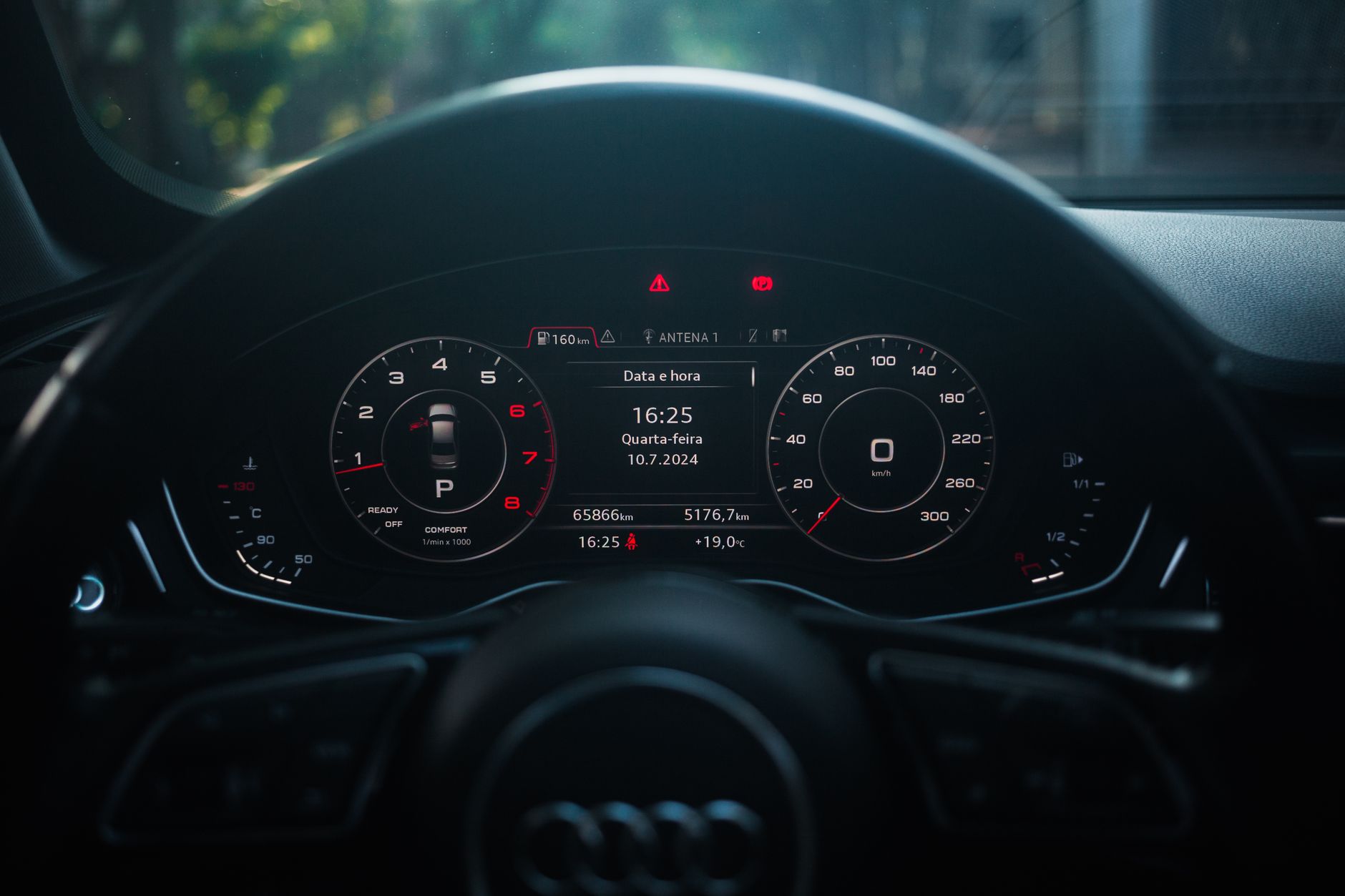 Tableau de bord numerique d une voiture moderne
