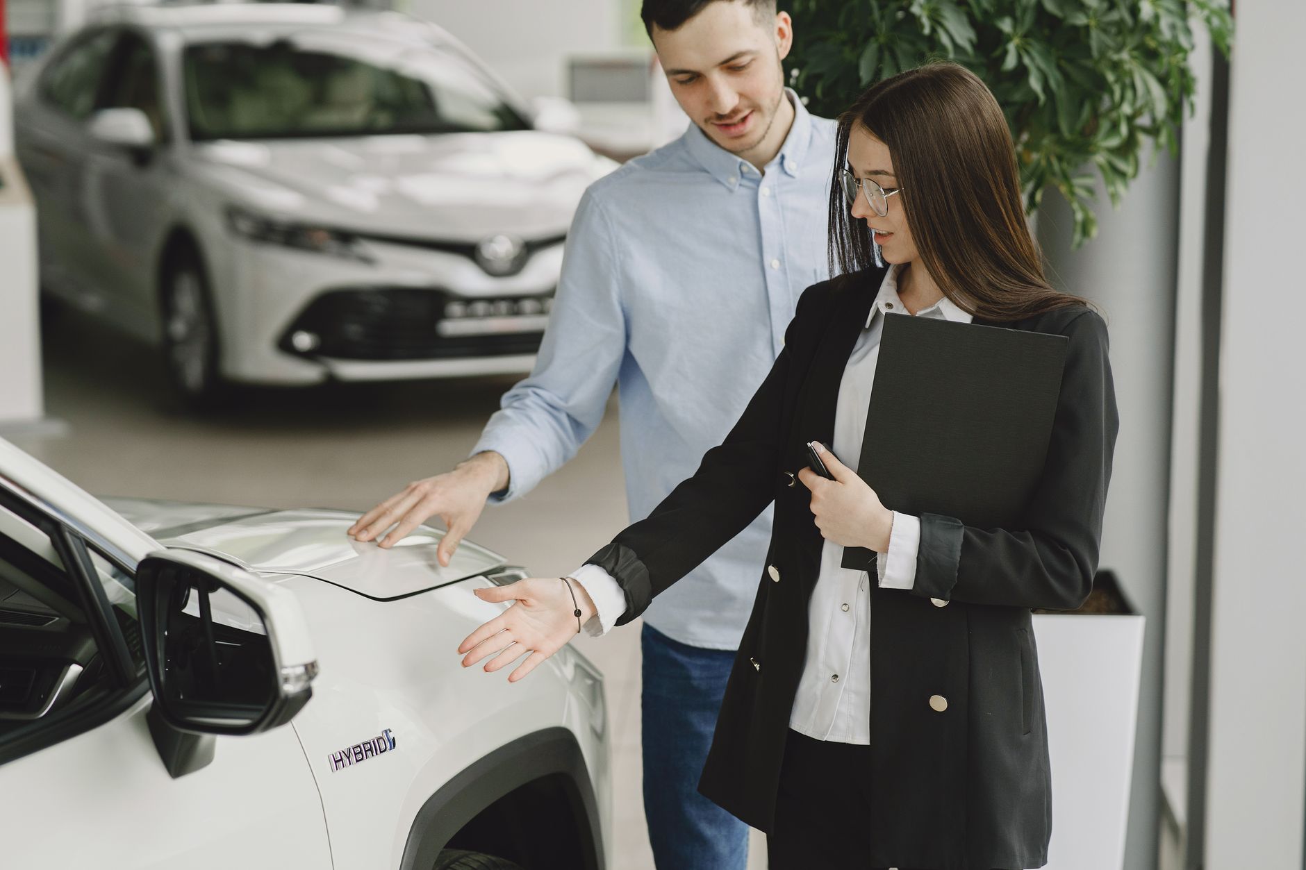 Voiture hybride presentee en concession