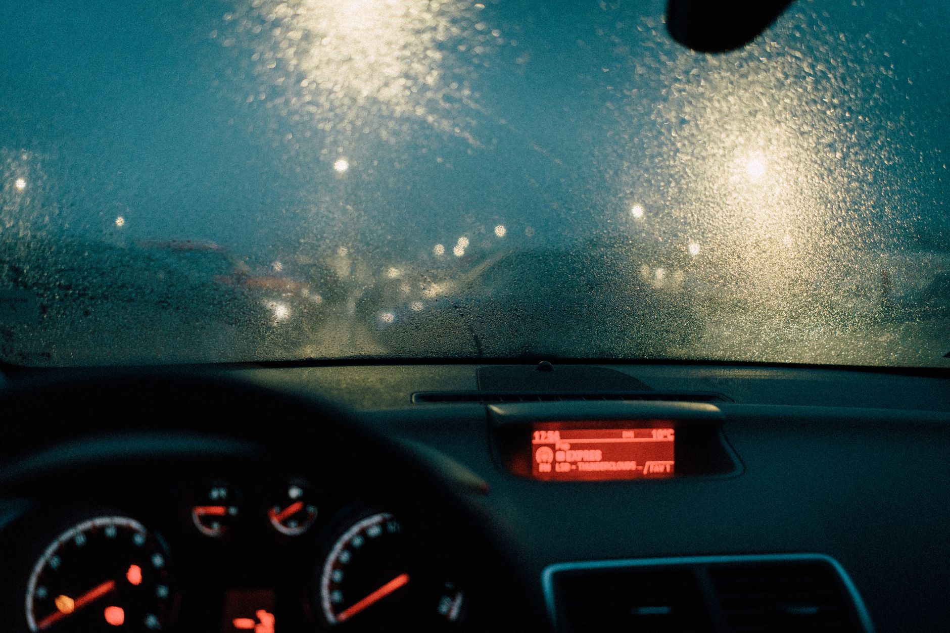 Pare-brise sous la pluie la nuit