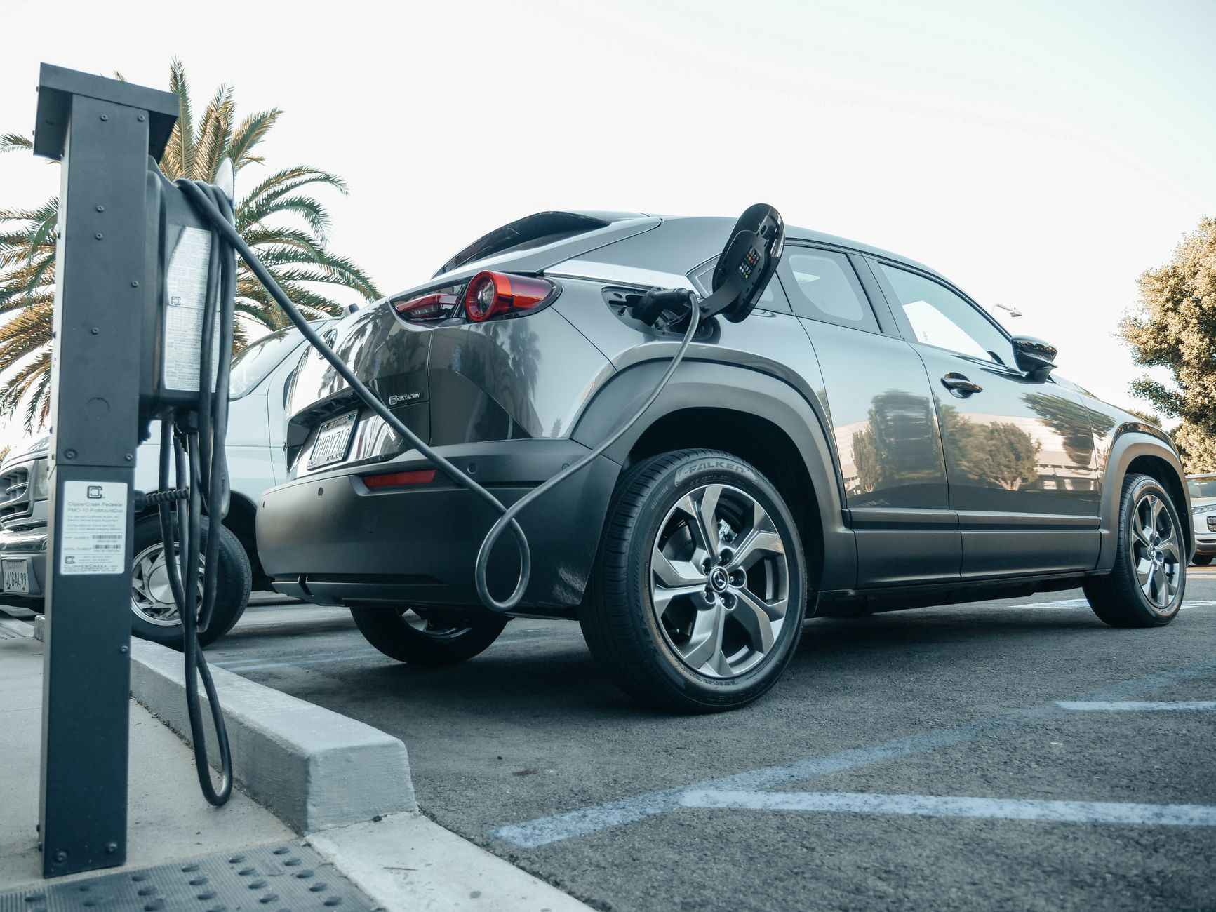 Voiture électrique en charge sur une borne extérieure