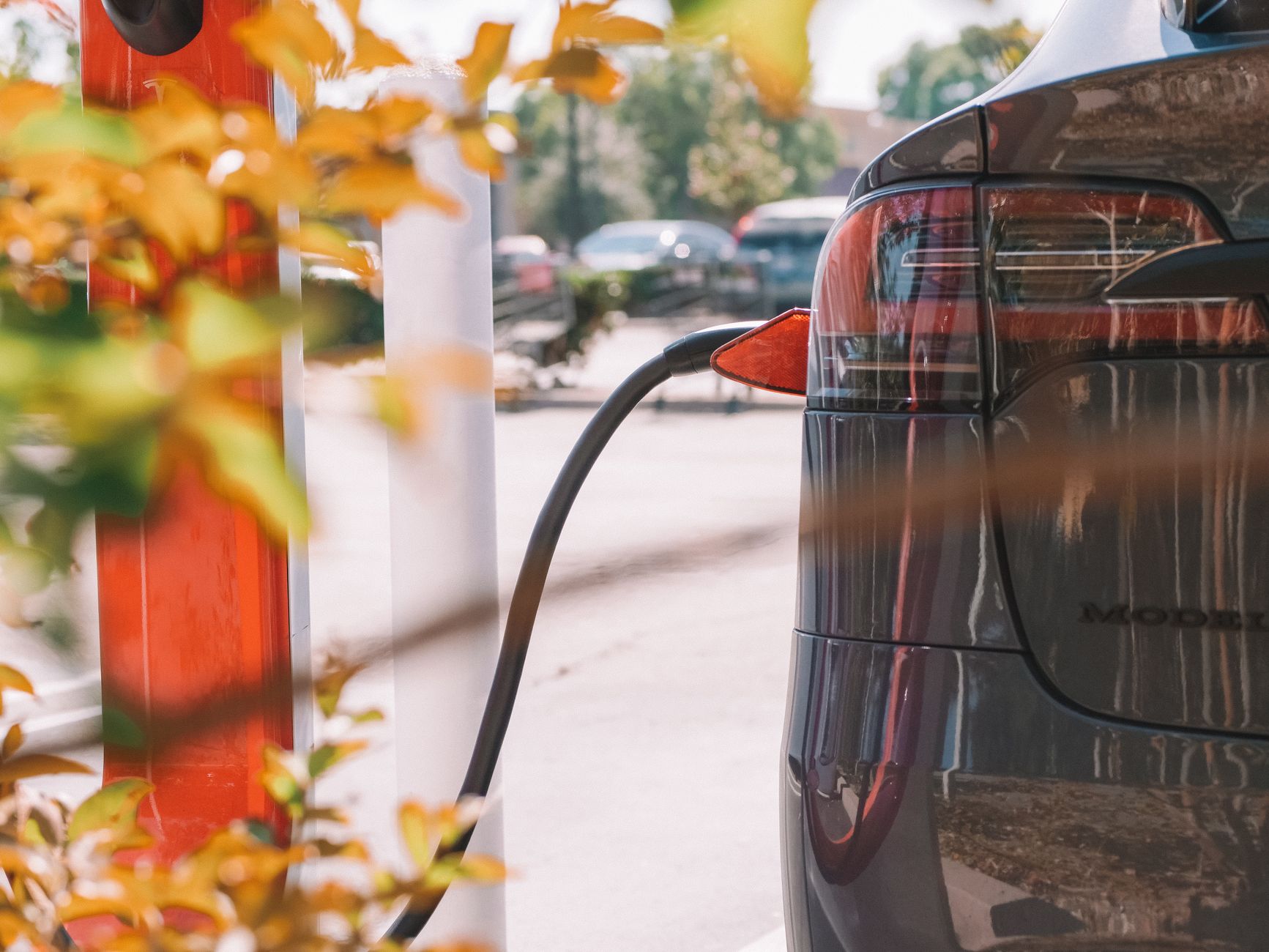 Gros plan sur une voiture électrique en charge