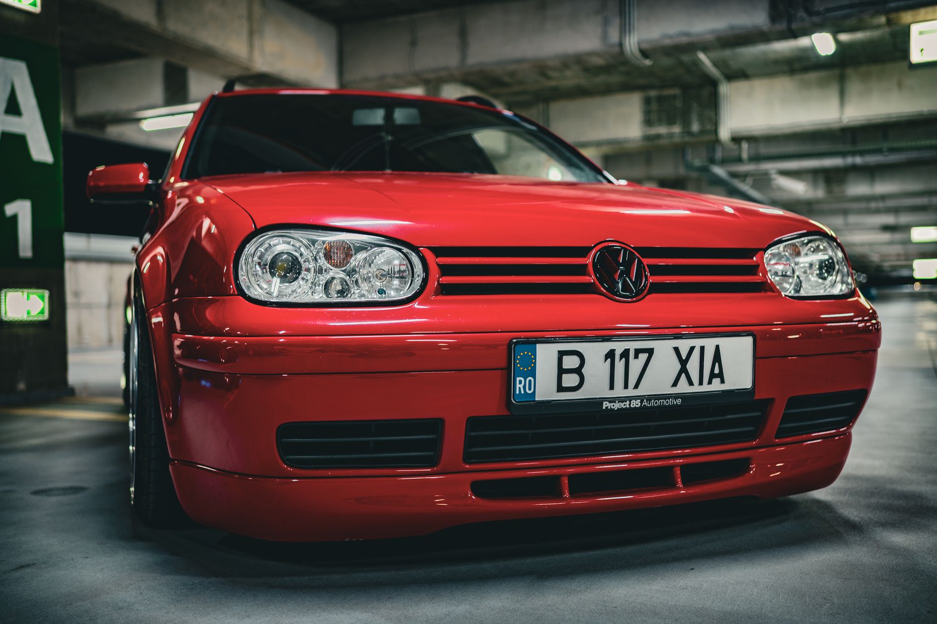 Voiture garée dans un garage intérieur