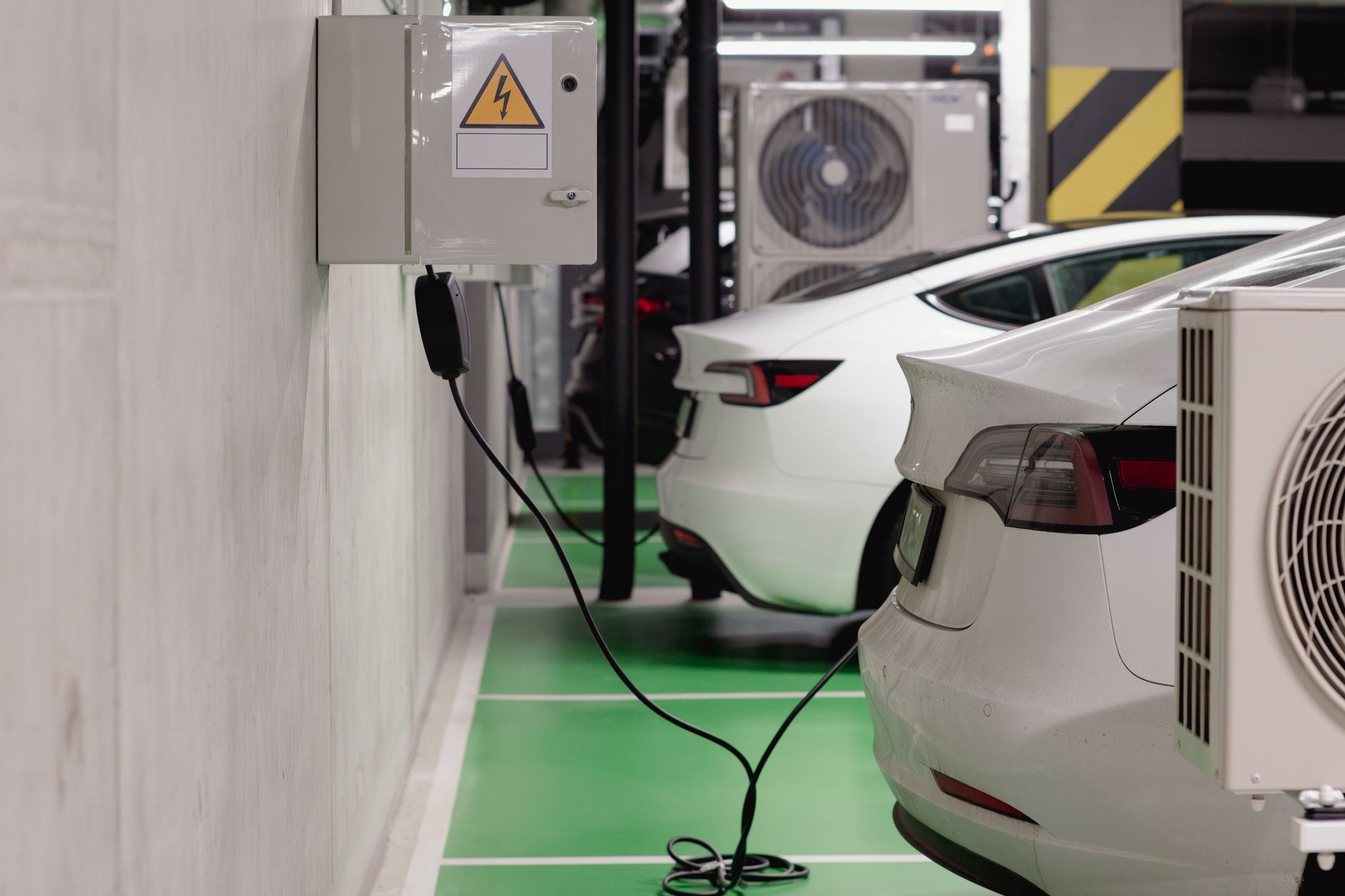 Voitures électriques en charge dans un parking souterrain