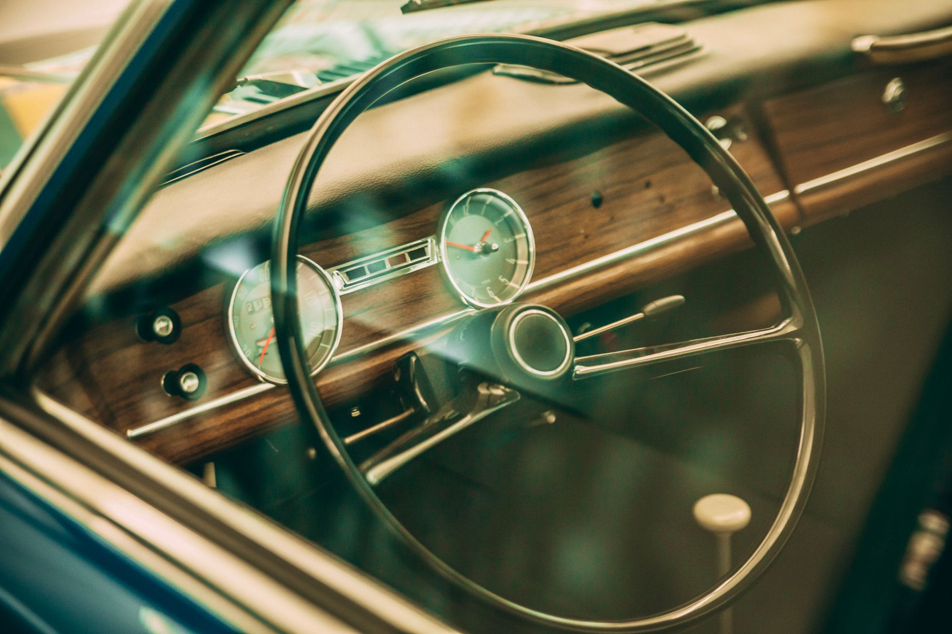 Volant et tableau de bord d’une voiture ancienne