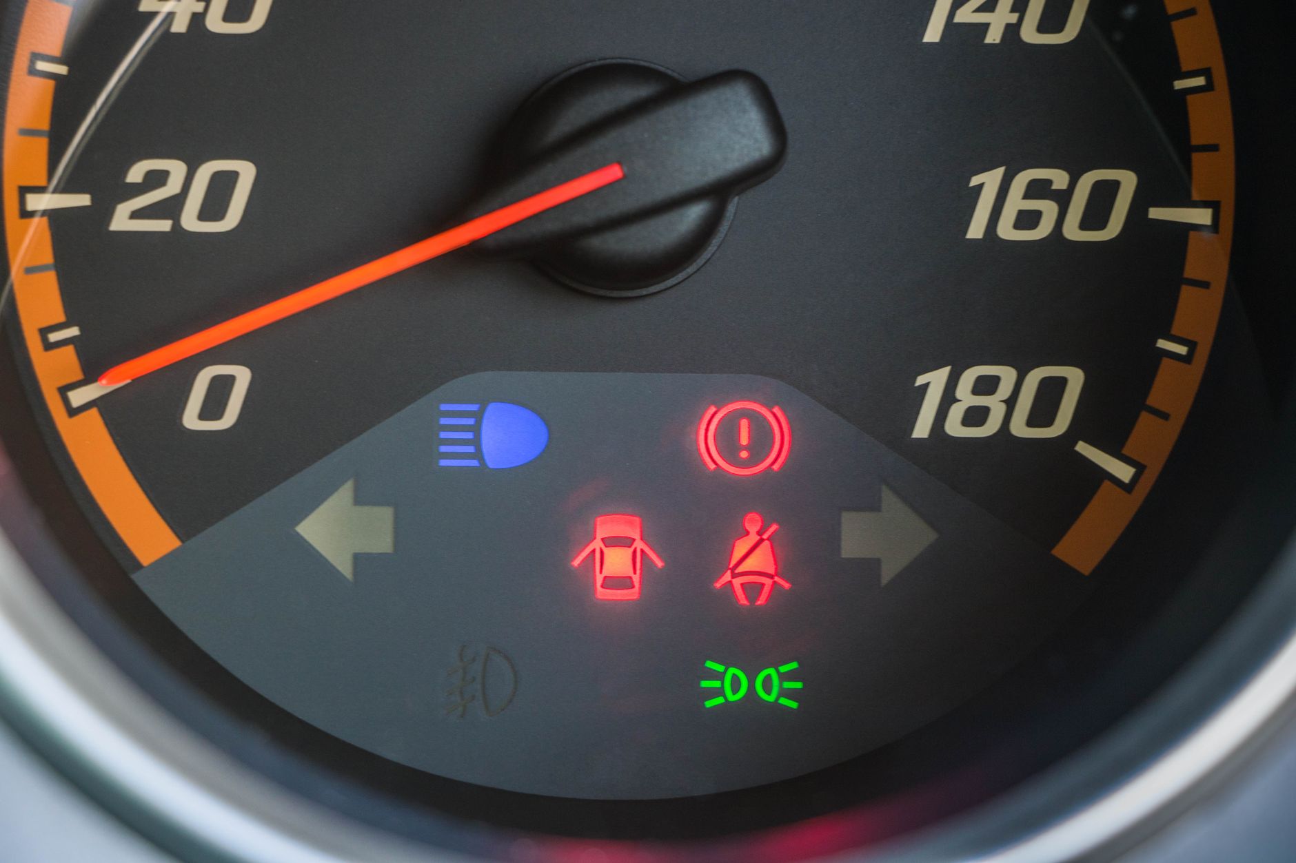 Voyant d'avertissement allumé sur le tableau de bord d'une voiture