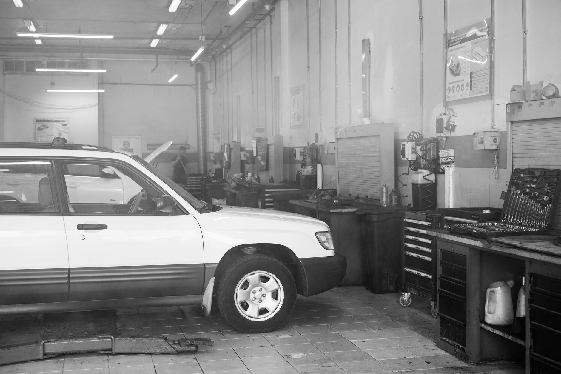 Atelier de mécanicien pour la révision d une voiture
