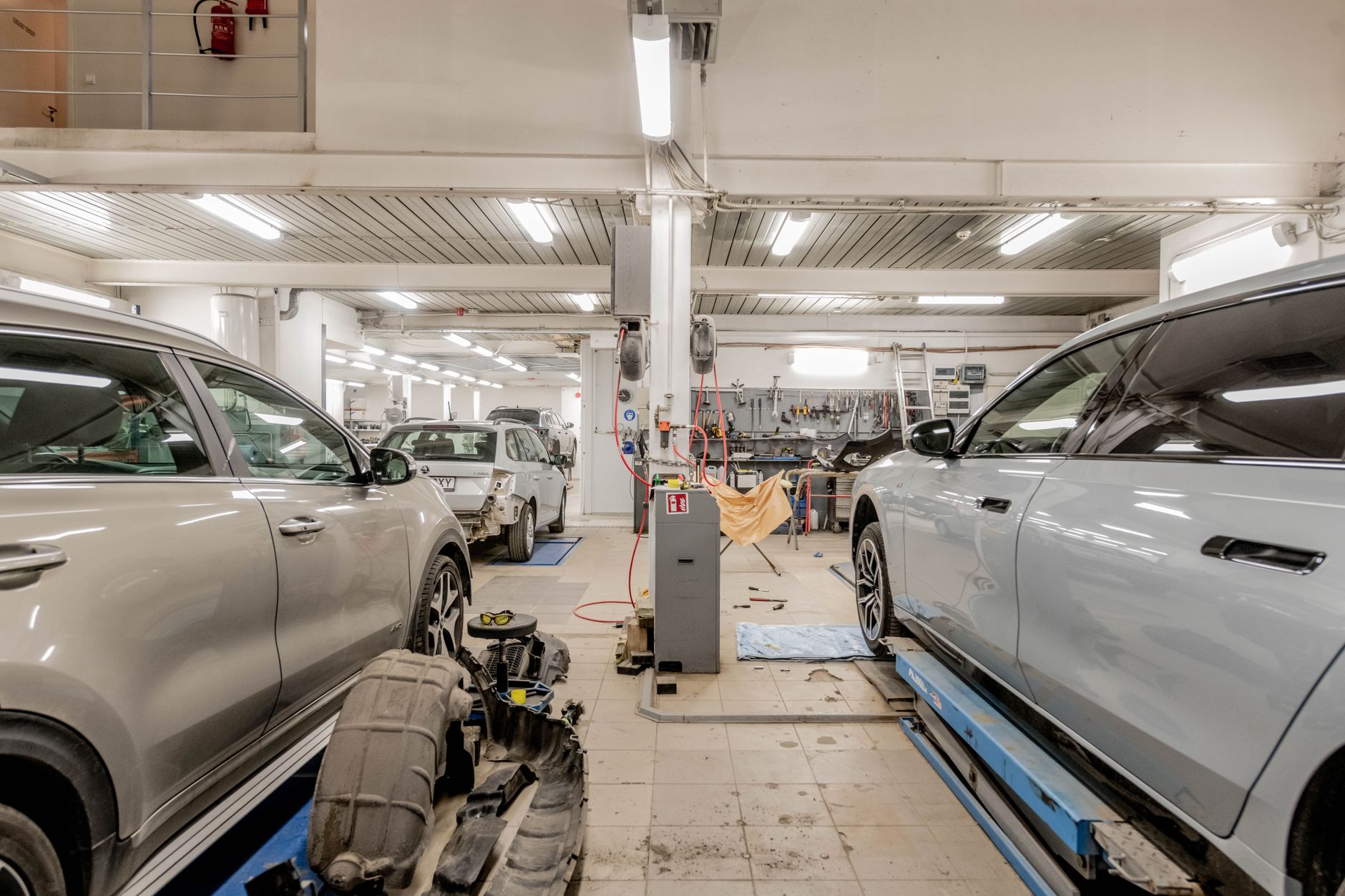 Atelier de réparation automobile avec plusieurs véhicules