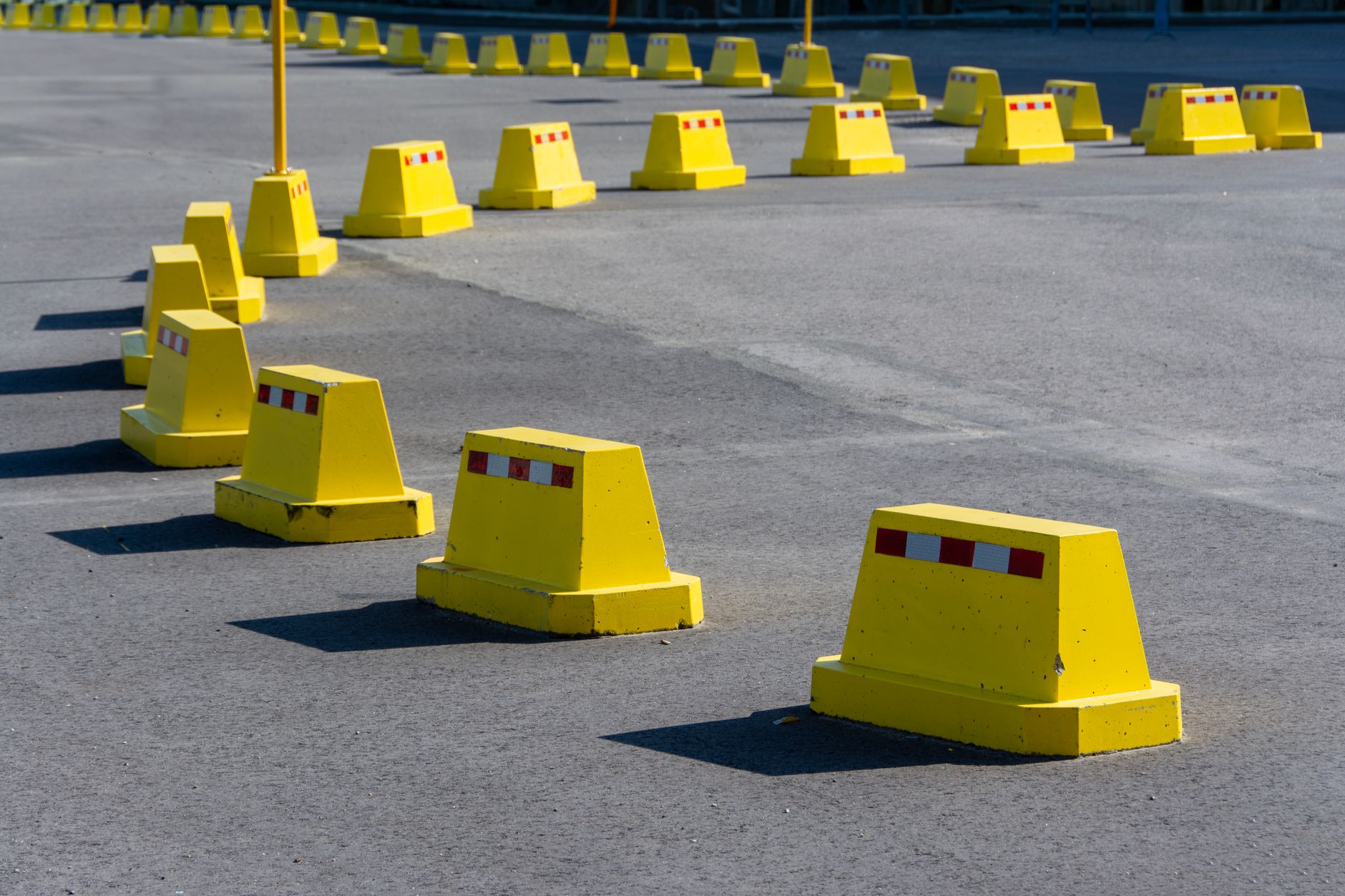 Barrieres de signalisation orange sur une route