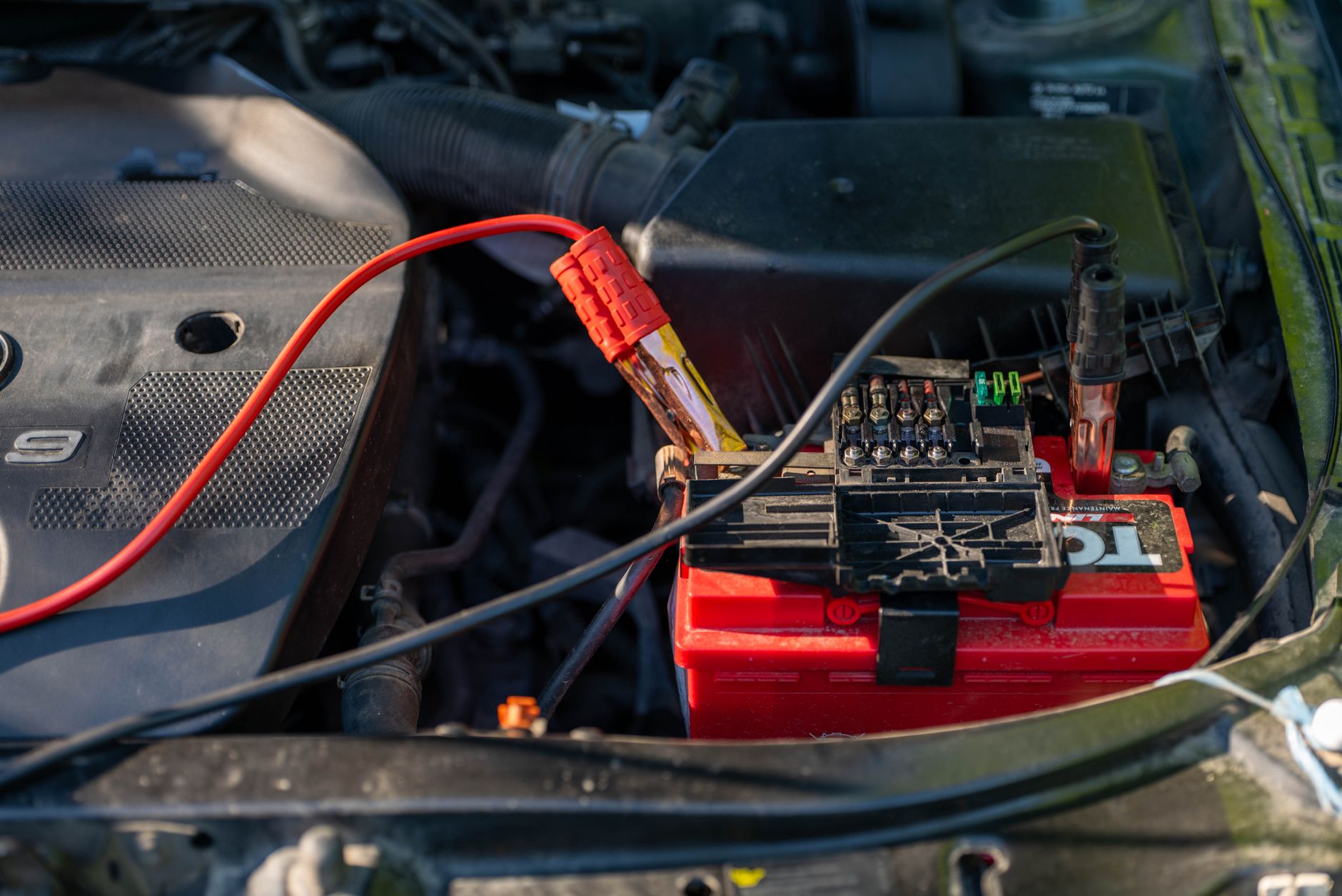 Batterie de voiture avec pinces de démarrage