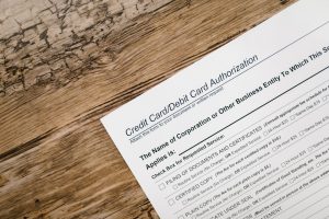 Documents et cles de voiture sur une table