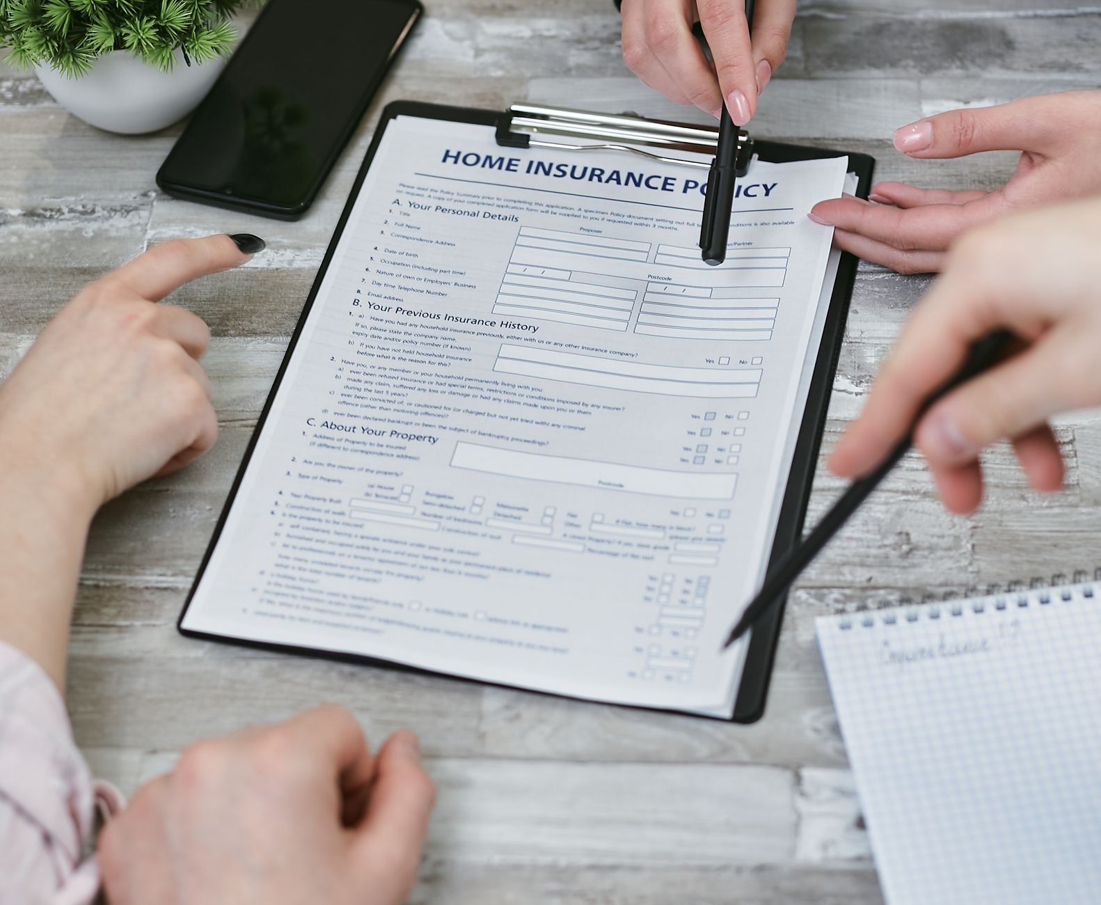 Personnes remplissant un dossier assurance apres un accident