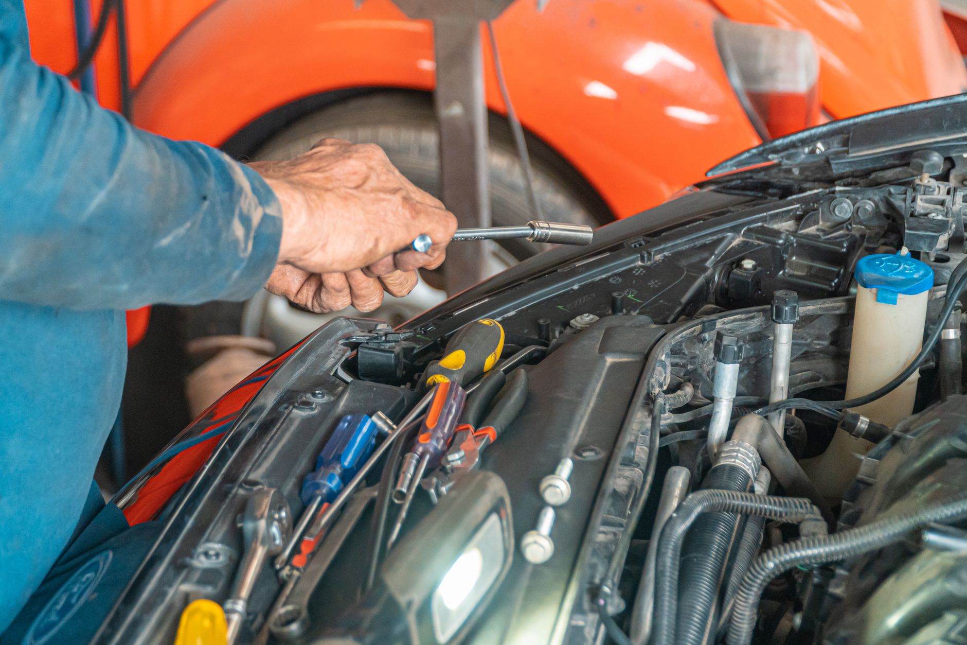 Entretien moteur réalisé dans un garage automobile