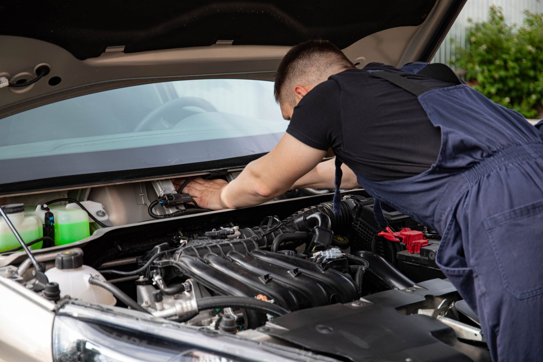 Mécanicien qui entretient un moteur de voiture diesel