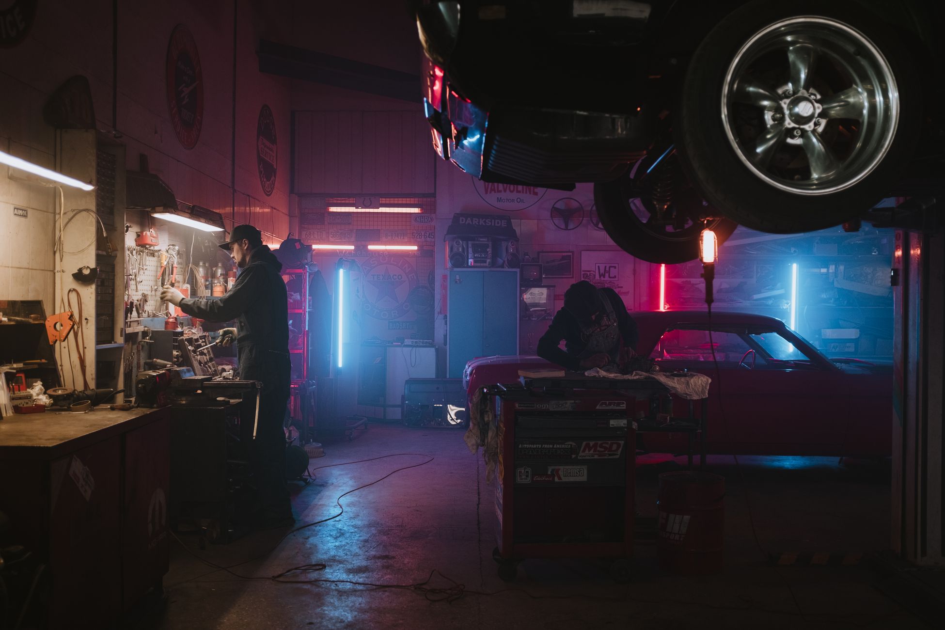 Mécaniciens dans un atelier de garage automobile