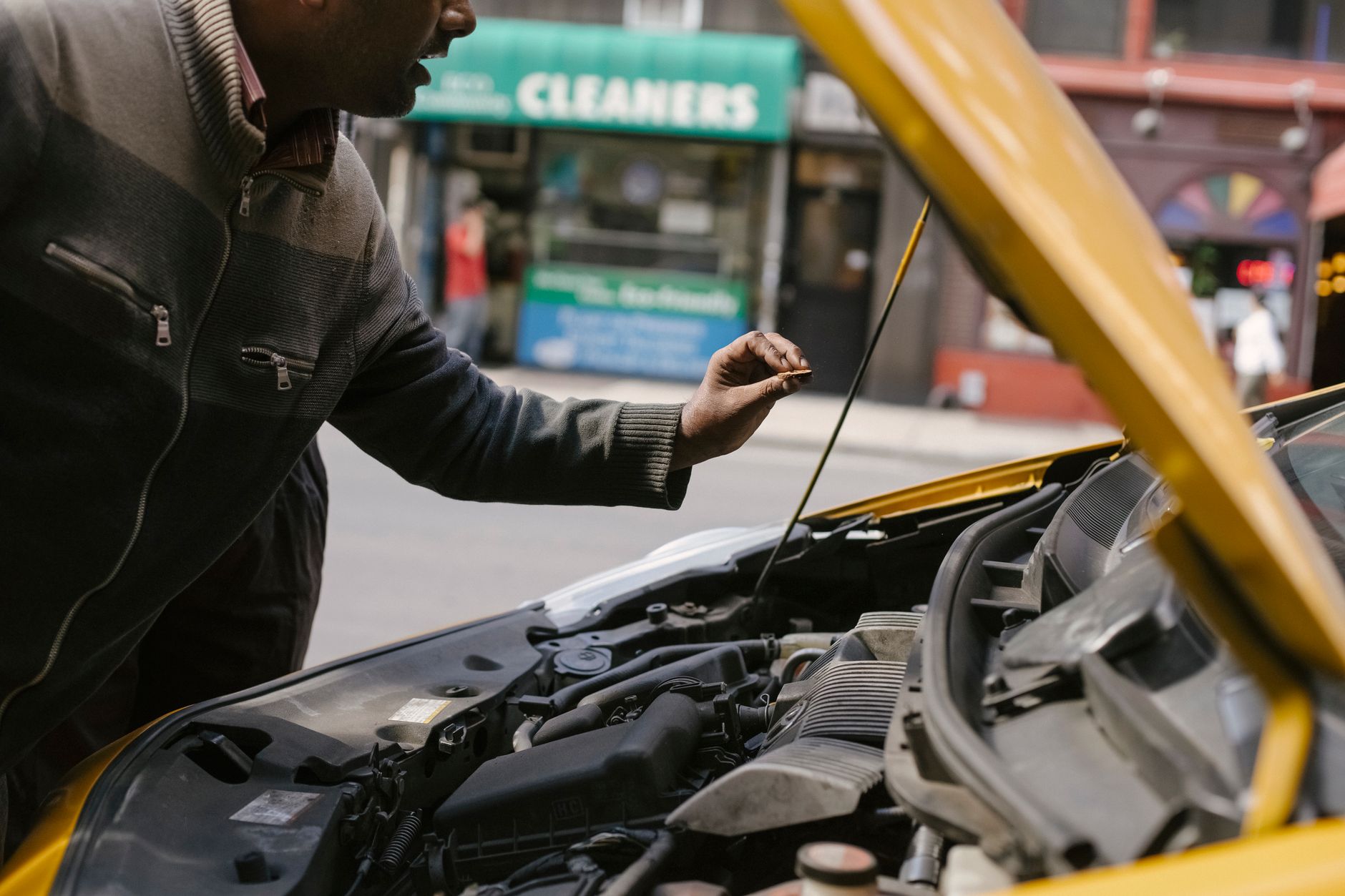 Moteur de voiture ouvert pour entretien
