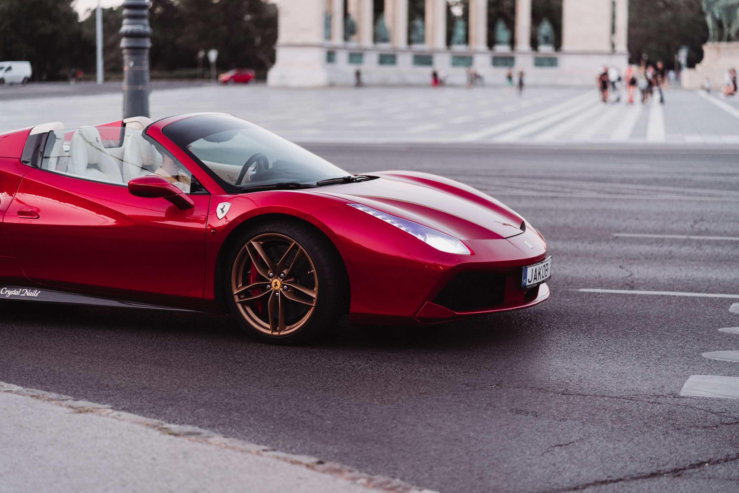 Hypercar rouge filant sur une route urbaine