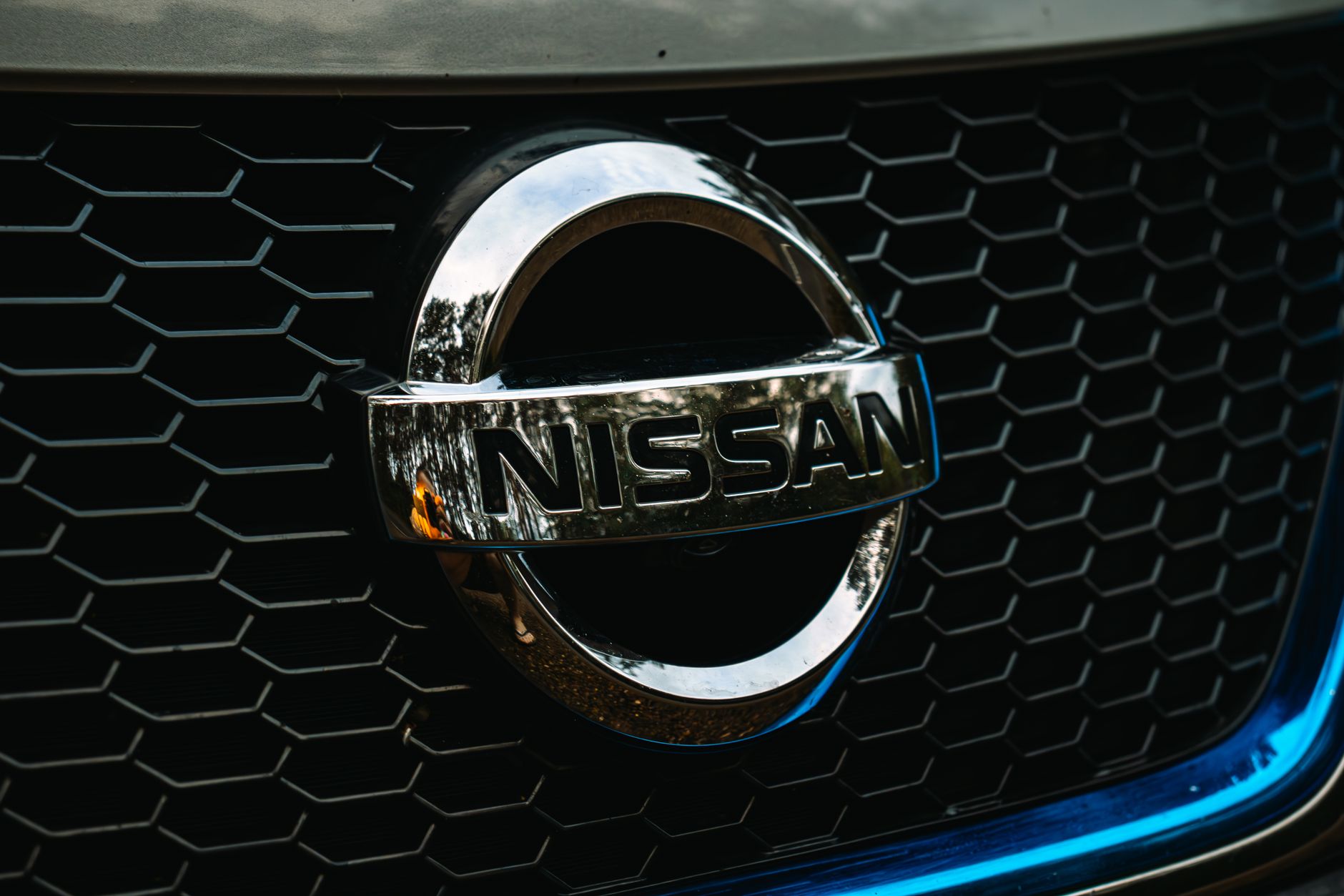 Logo Nissan sur la calandre d une voiture