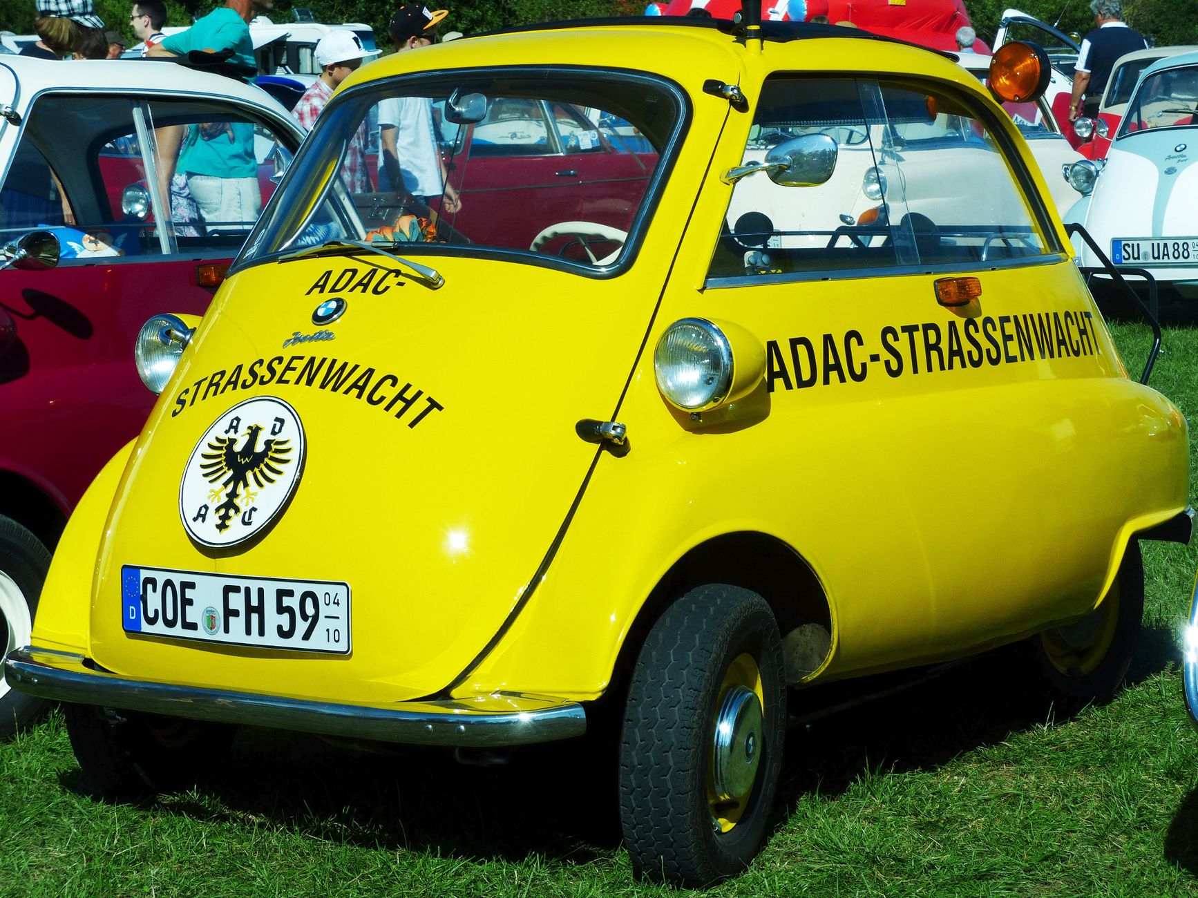 Microcar jaune exposée lors d un salon automobile