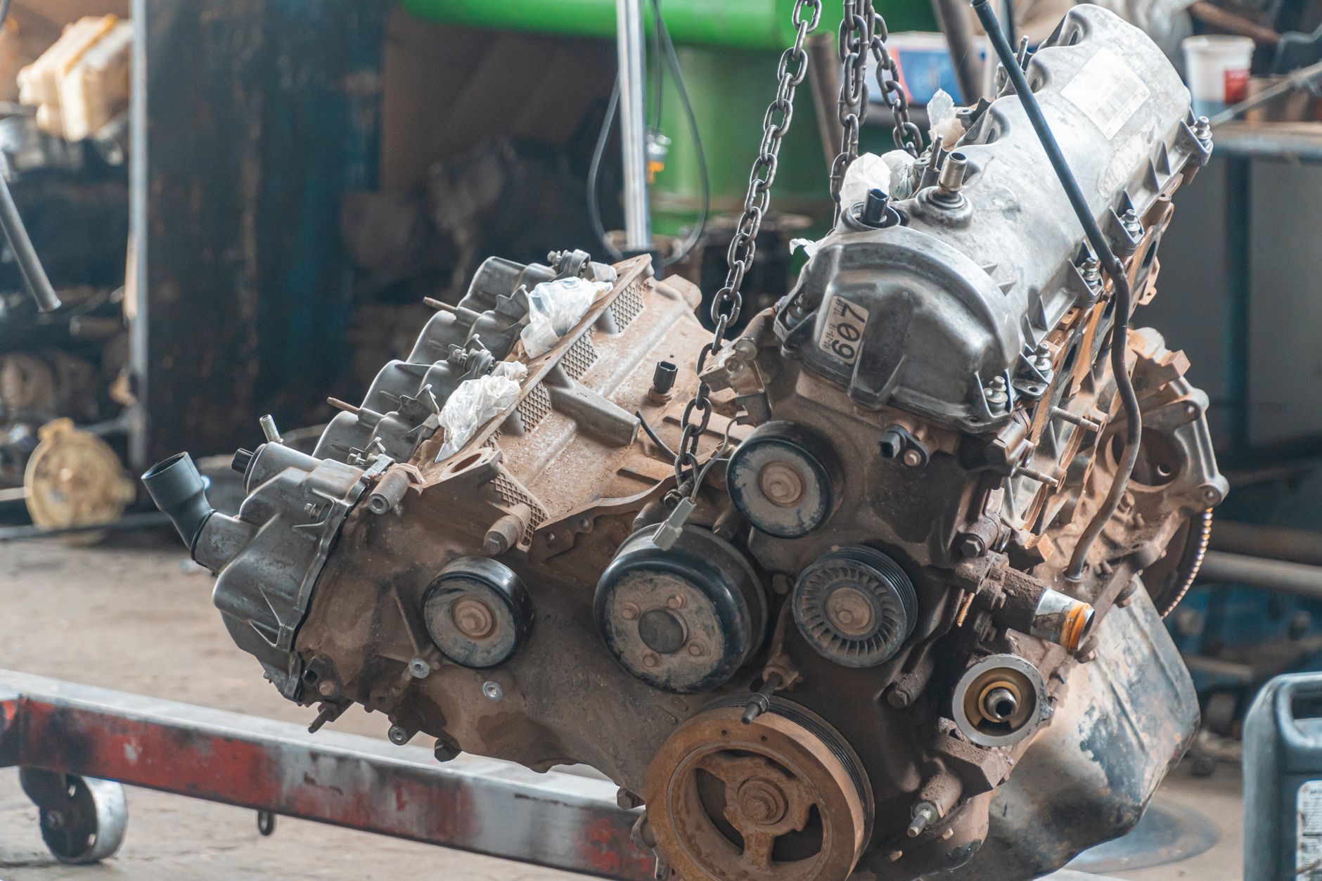 Moteur démonté posé sur un établi d'atelier