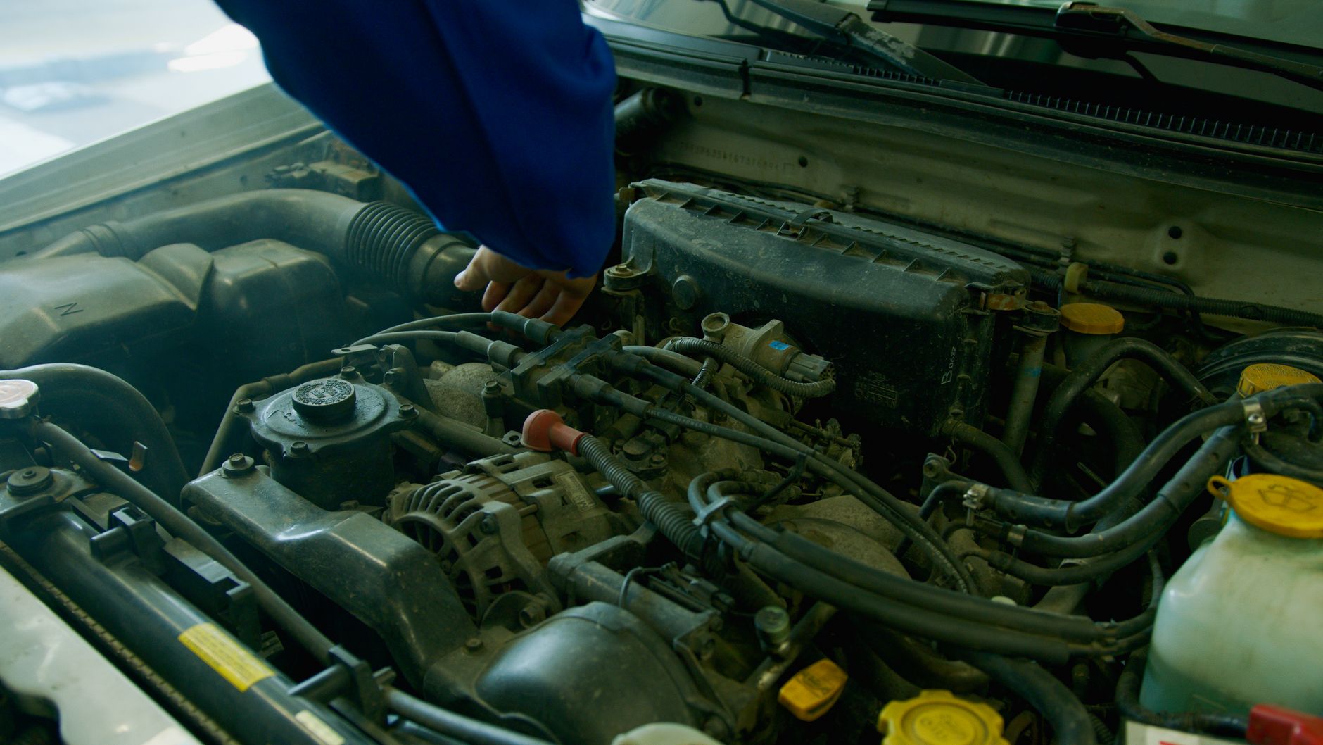 Mecanicien qui inspecte un moteur turbo dans un garage