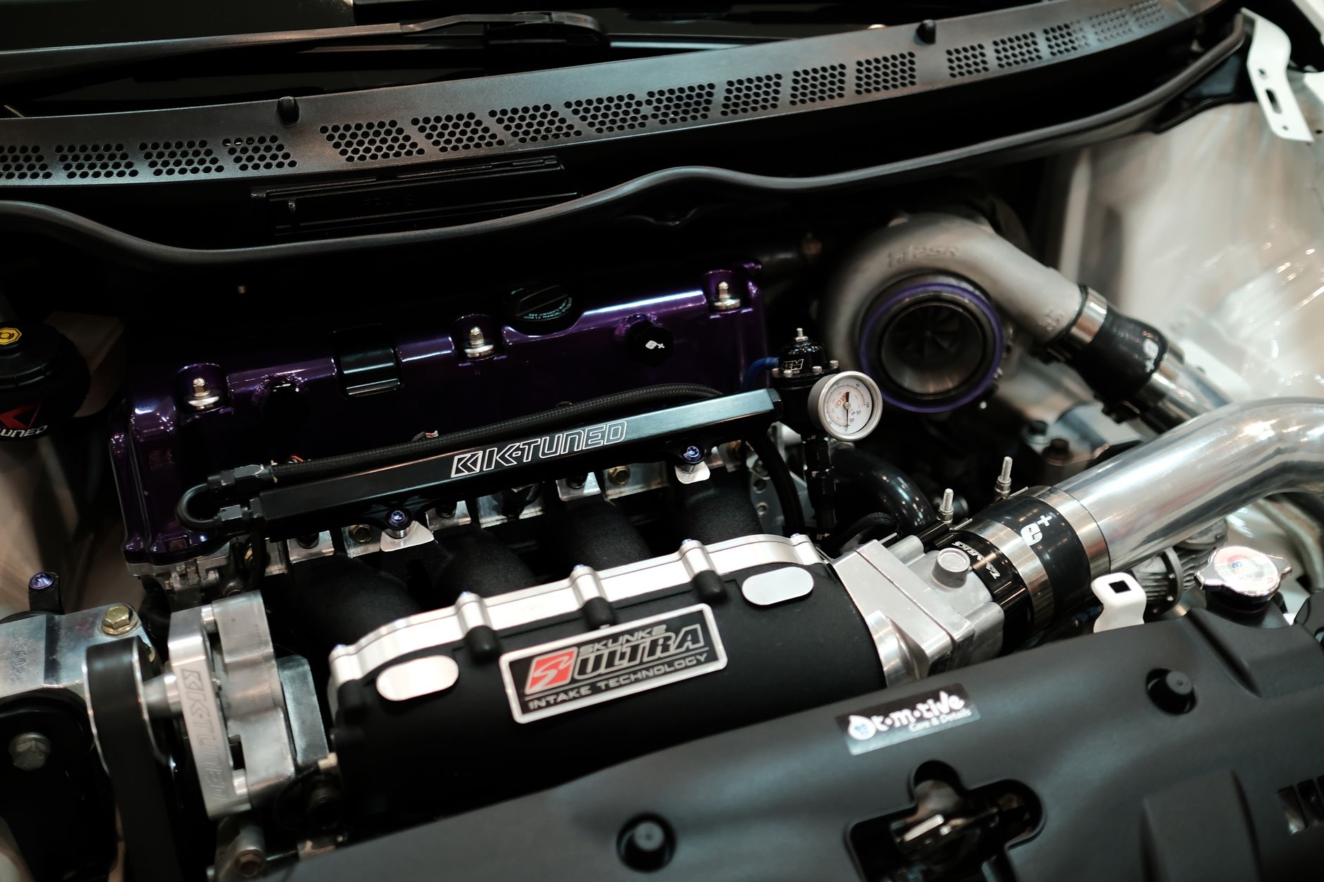 Turbocompresseur visible sur un moteur de voiture