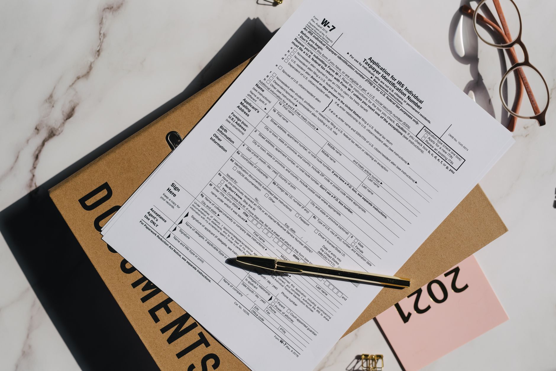 Personne qui remplit un formulaire administratif