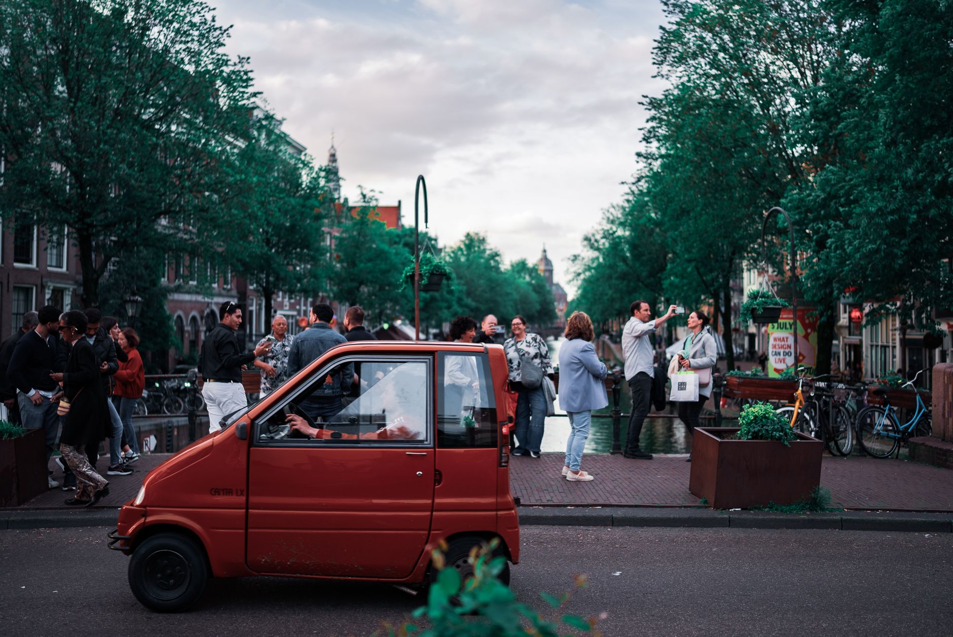 Petite voiture citadine garée dans une rue animée
