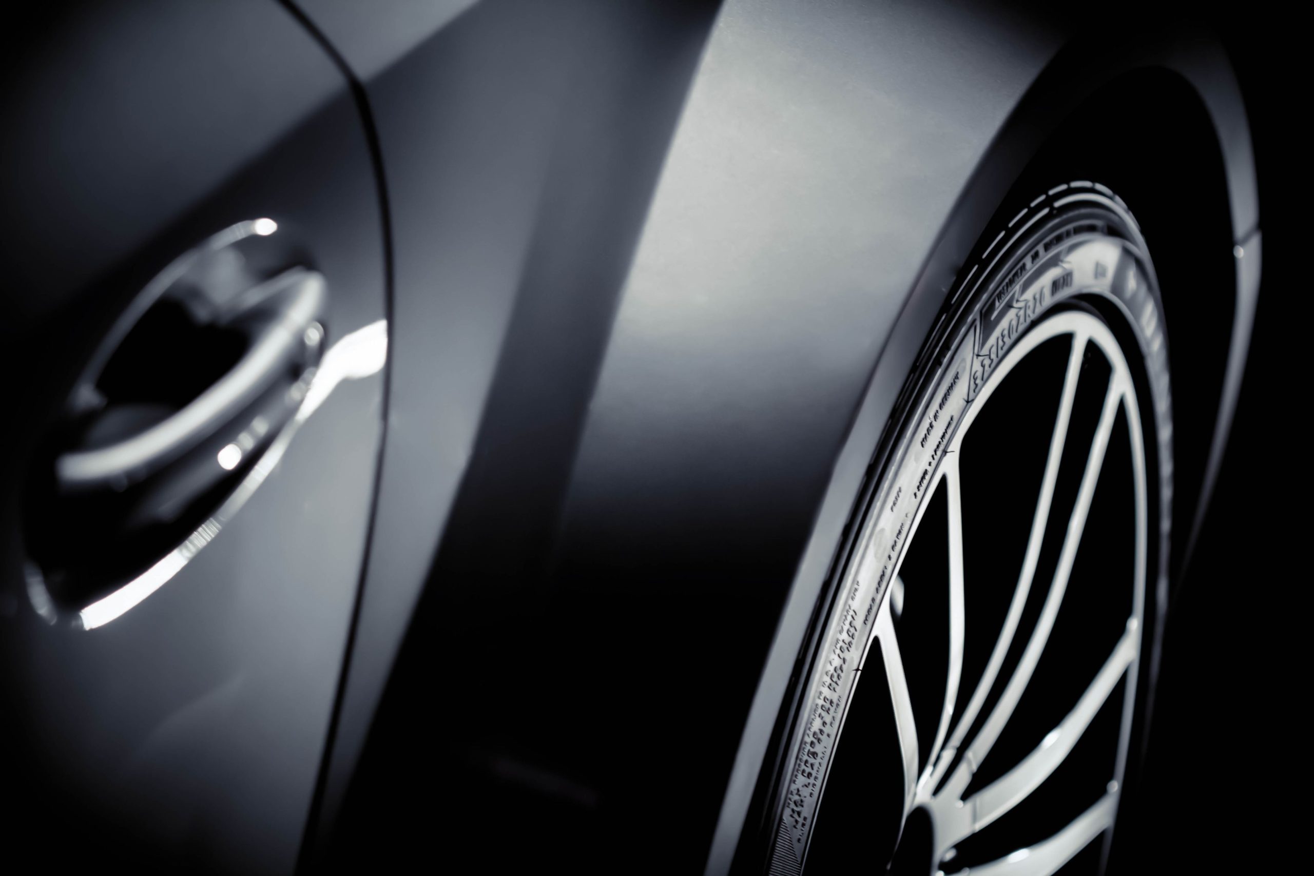Detail de la jante et du pneu d une voiture