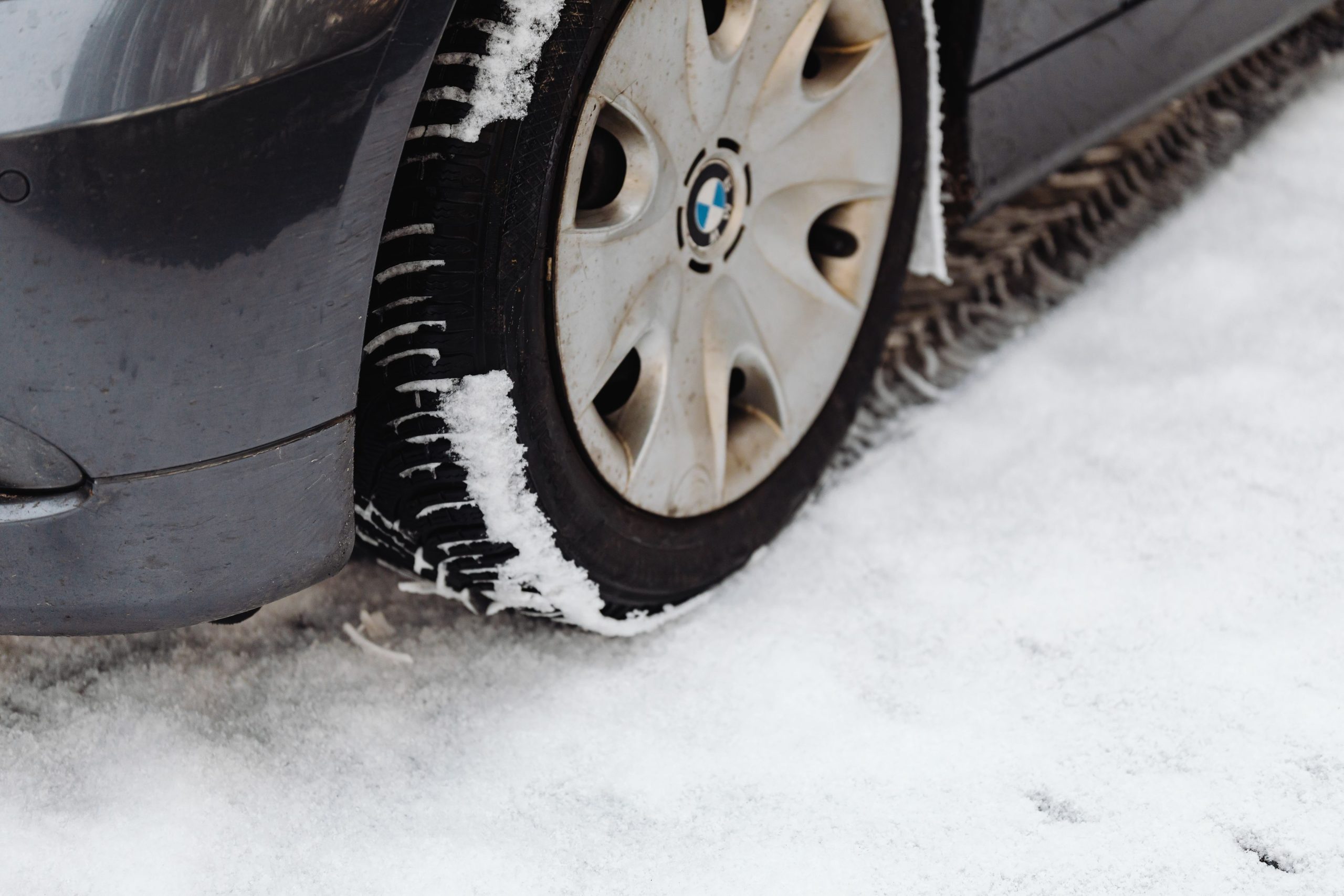 Gros plan sur les rainures d un pneu de voiture