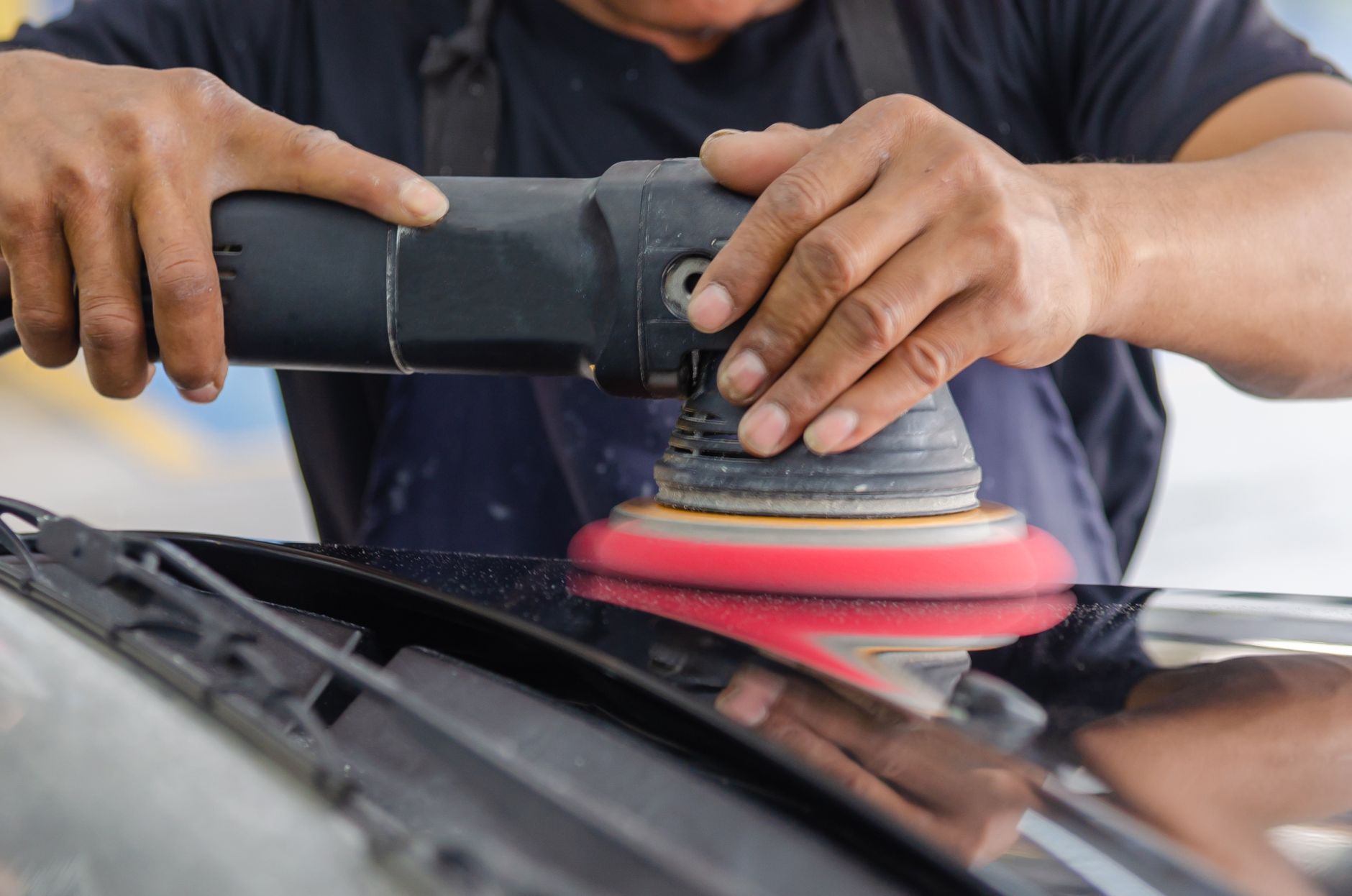Polissage d un phare de voiture avec une polisseuse