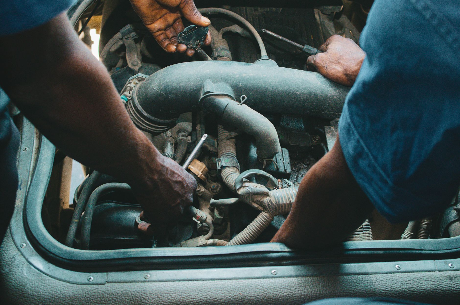 Mécanicien qui répare un moteur de voiture