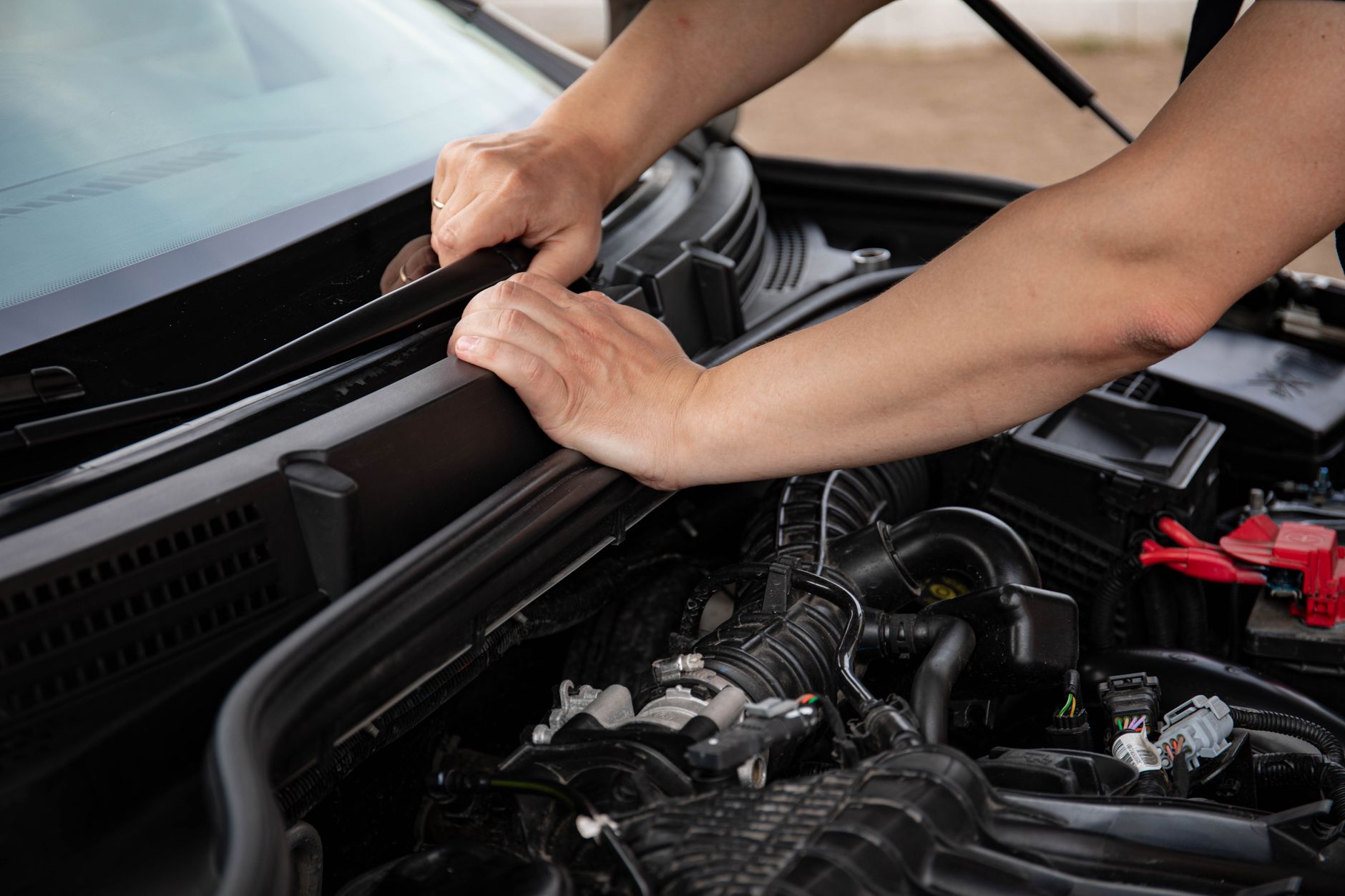 Réparation d'un moteur de voiture à l'extérieur