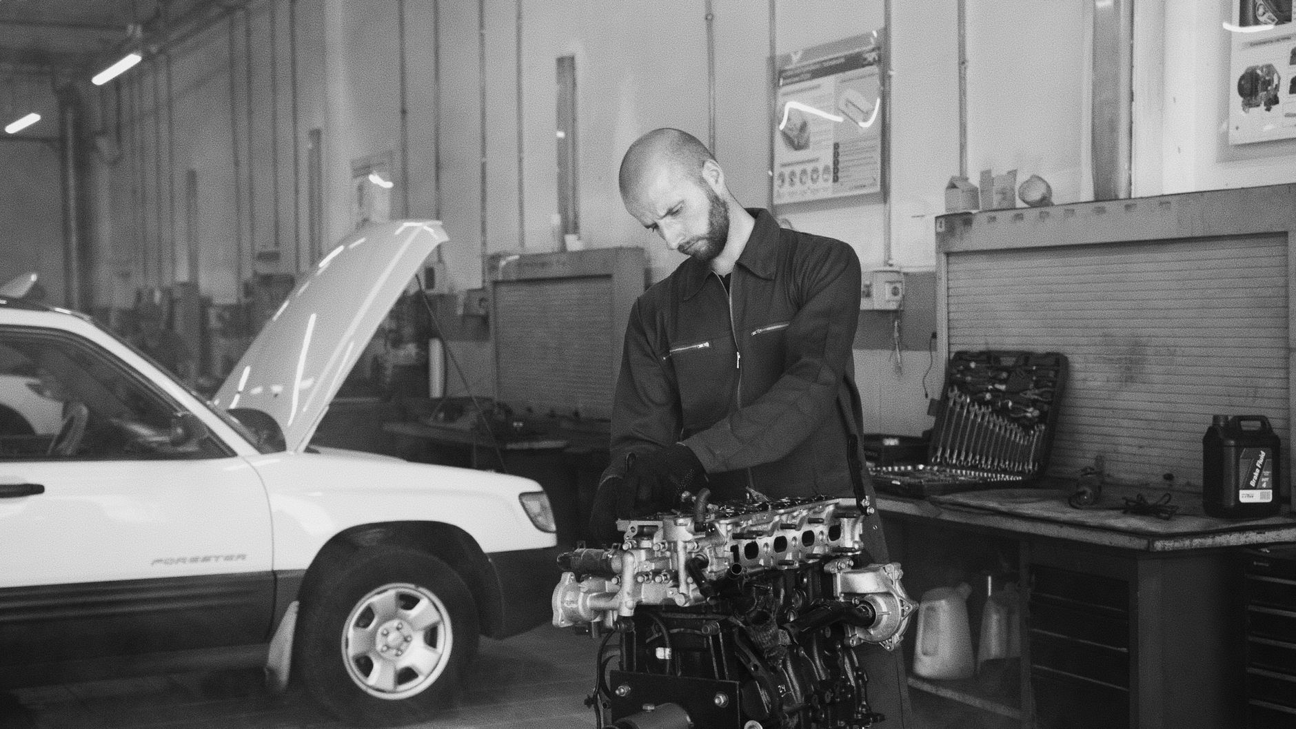 Contrôle d'un moteur dans un garage, outils à l'arrière-plan
