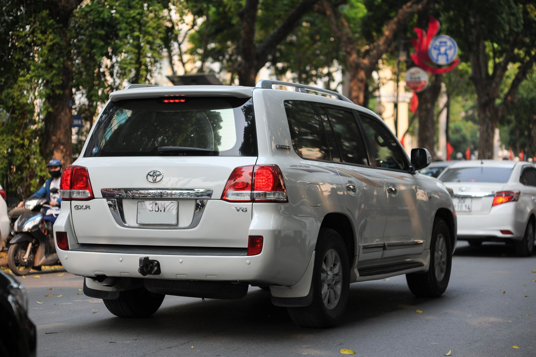 SUV blanc circulant en ville