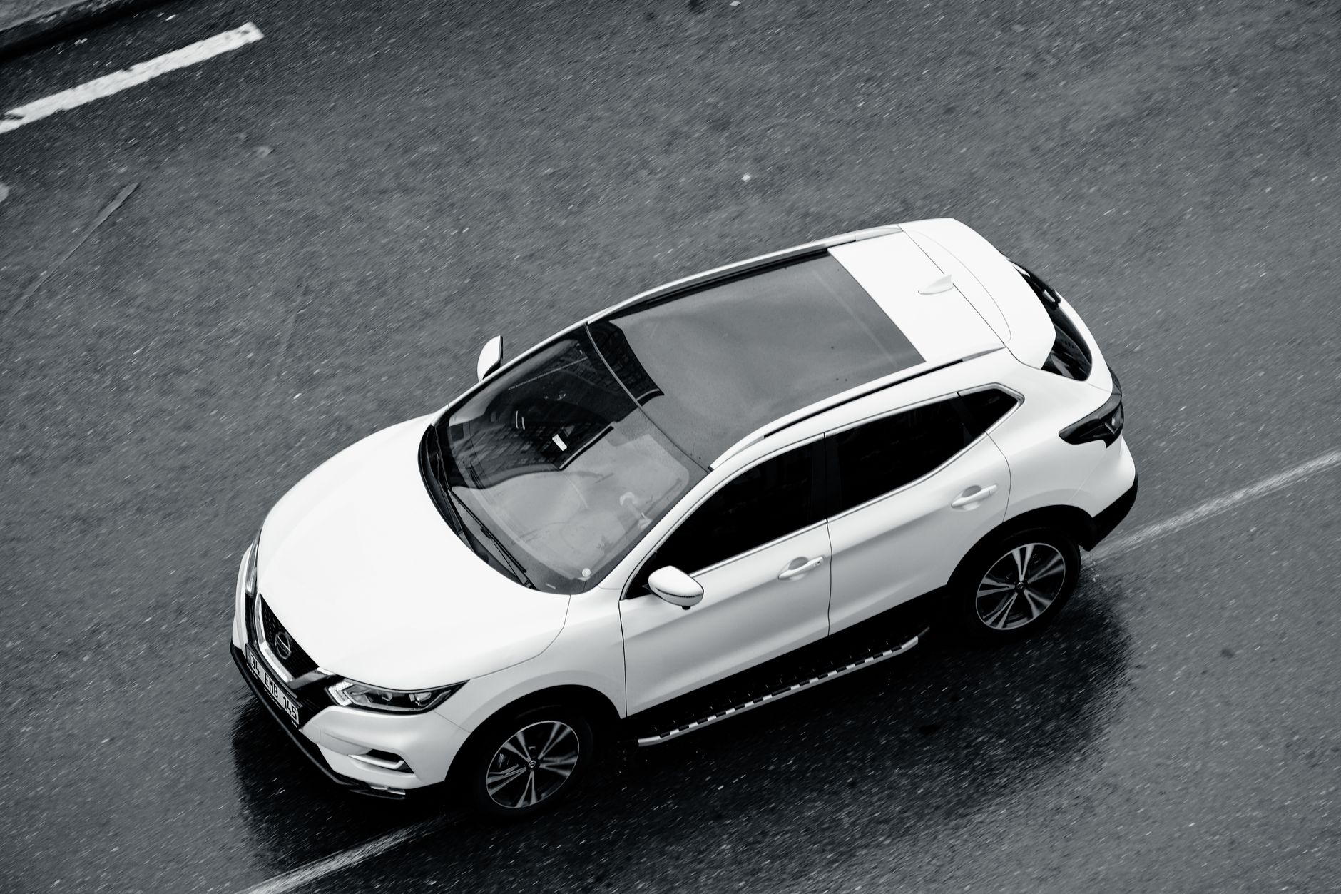 SUV blanc roulant sur une route en ville