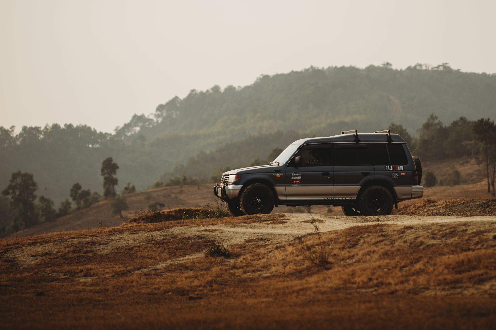 Mitsubishi Pajero sur un chemin de terre
