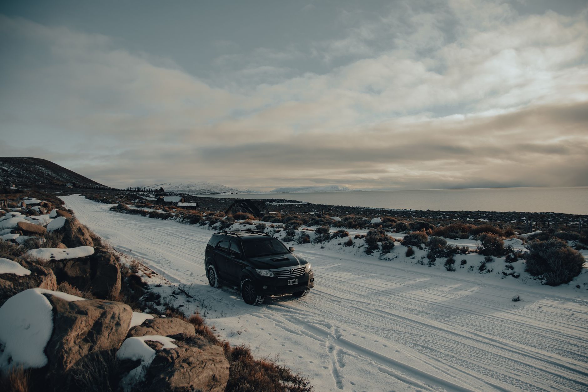SUV noir sur une route enneigée