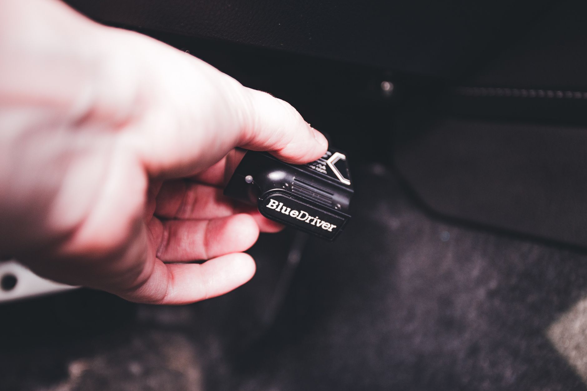 Valise de diagnostic OBD branchée sous le tableau de bord