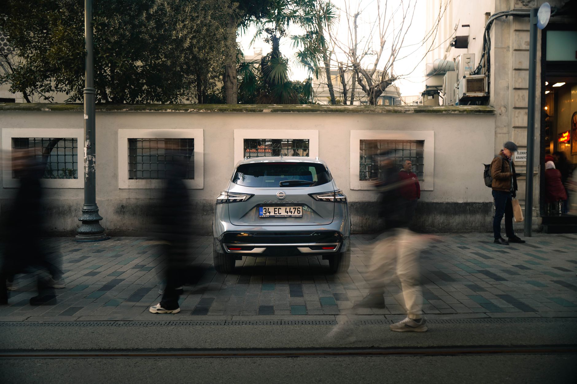 Voiture garee dans une rue animee