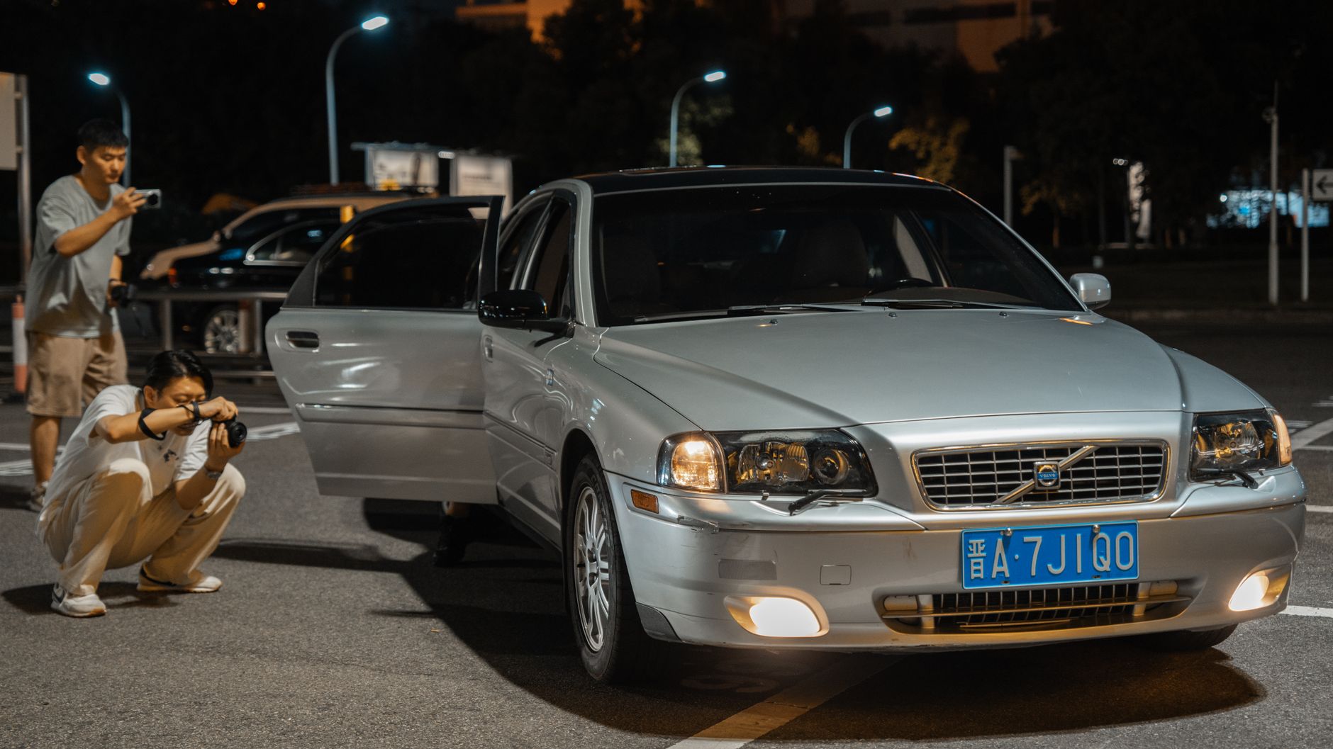 Voiture argentée photographiée de nuit