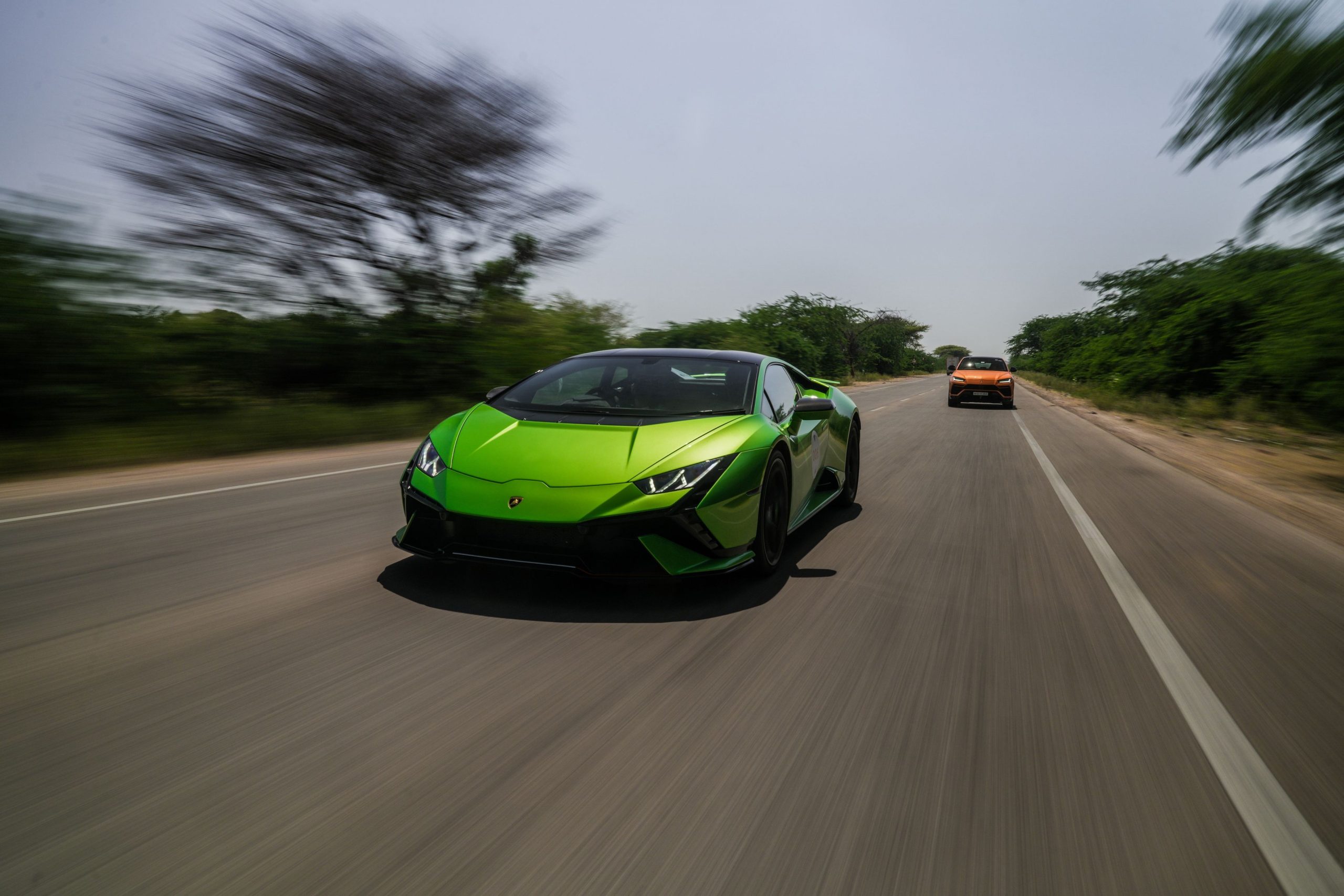 Voiture de sport verte lancée sur une autoroute