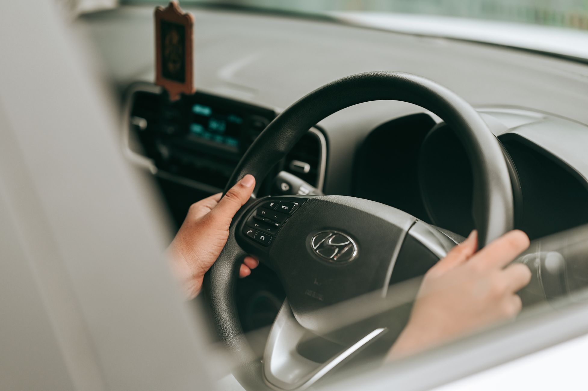 Mains posées sur le volant d