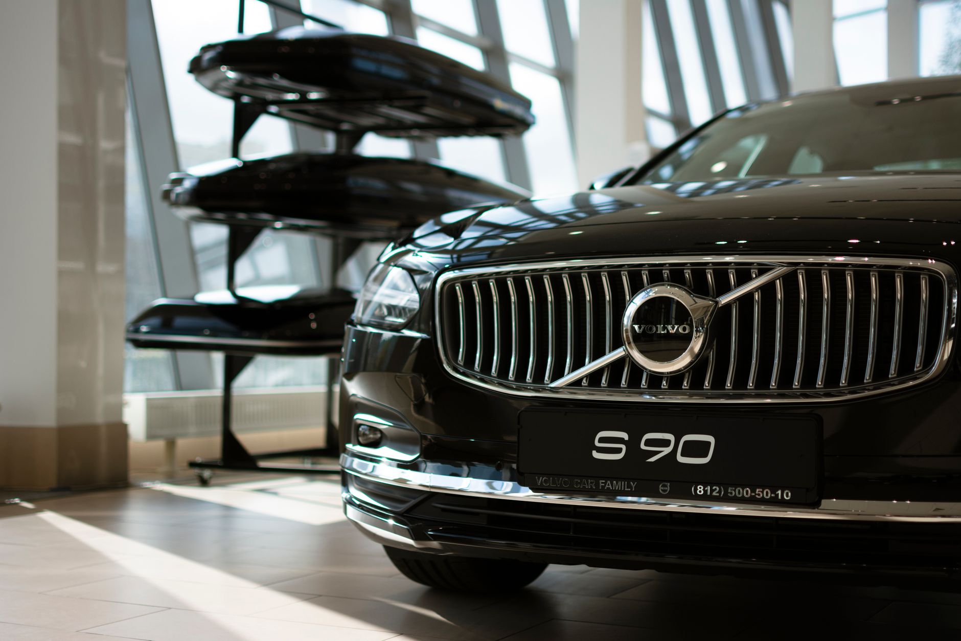 Berline noire exposée dans un showroom