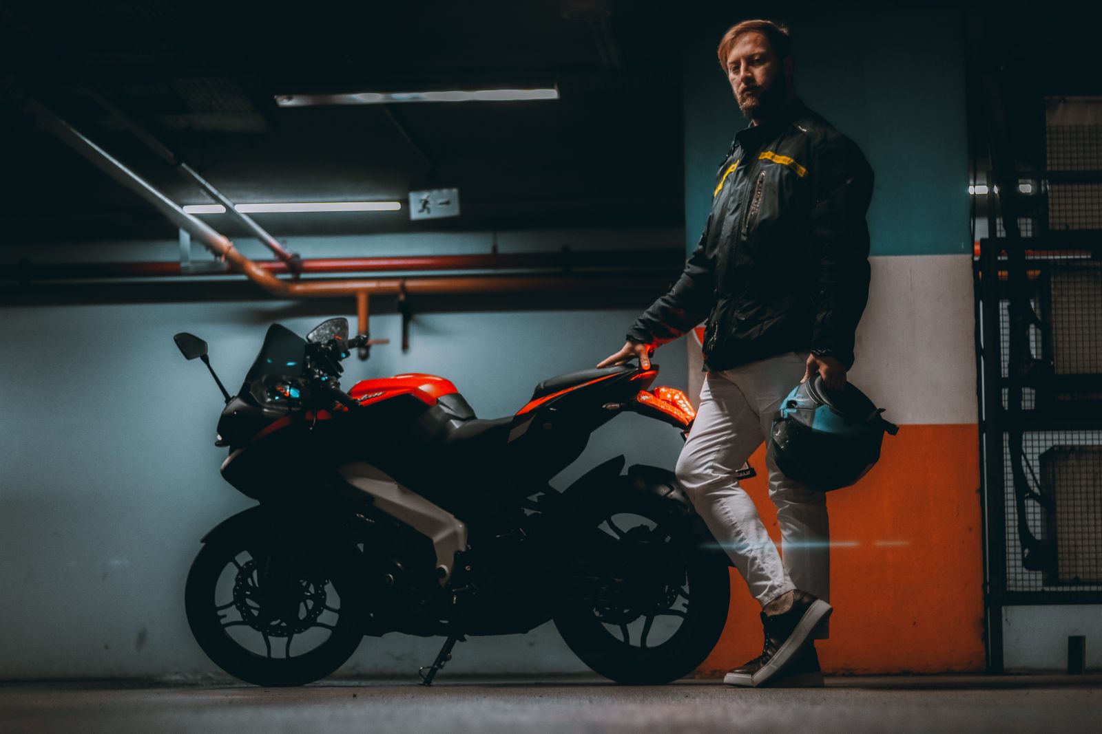 Casque posé près d’une moto dans un garage