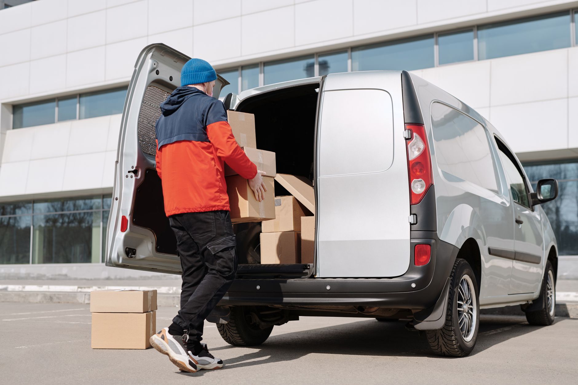 Homme chargeant des cartons dans un fourgon