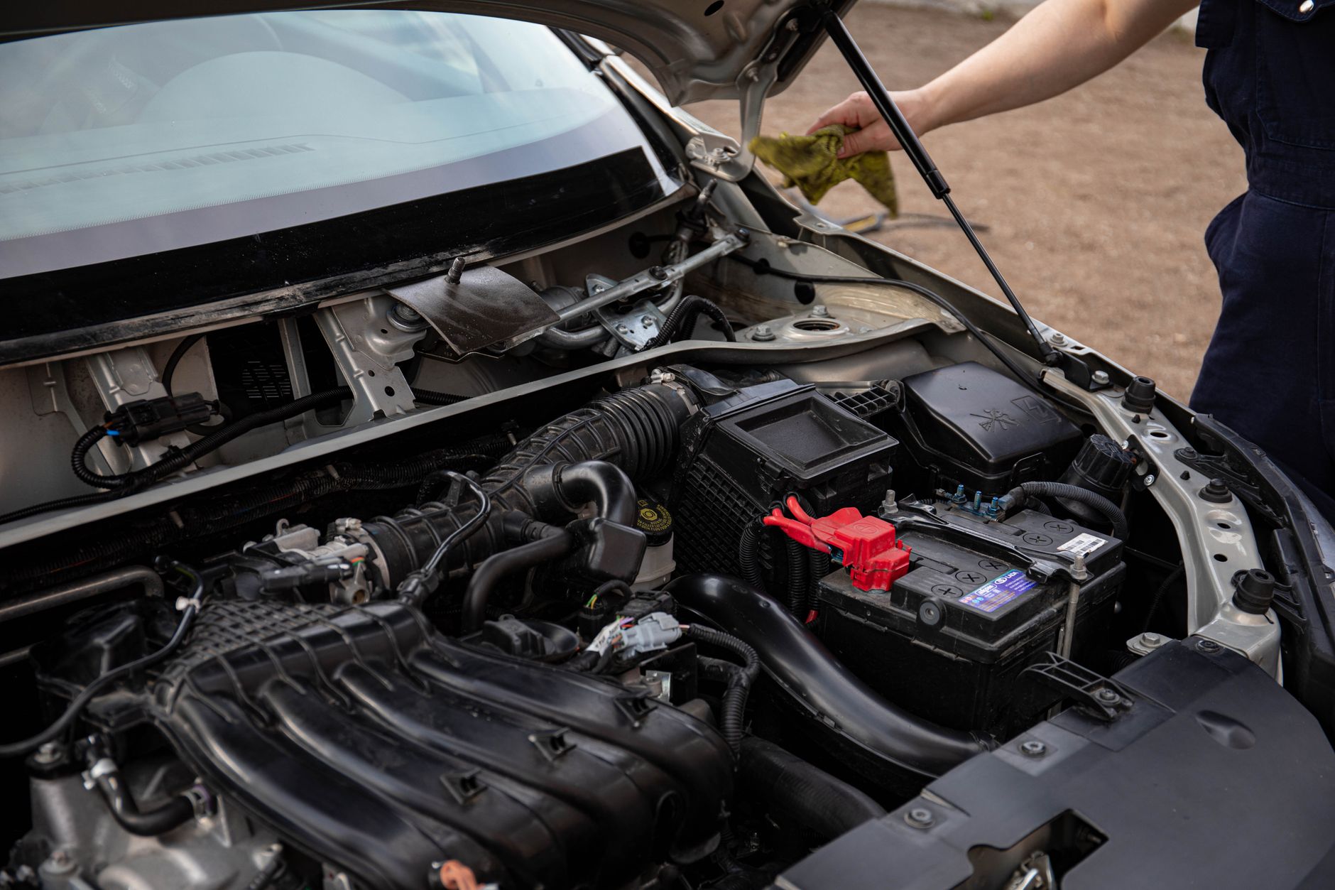 Compartiment moteur ouvert avec la batterie