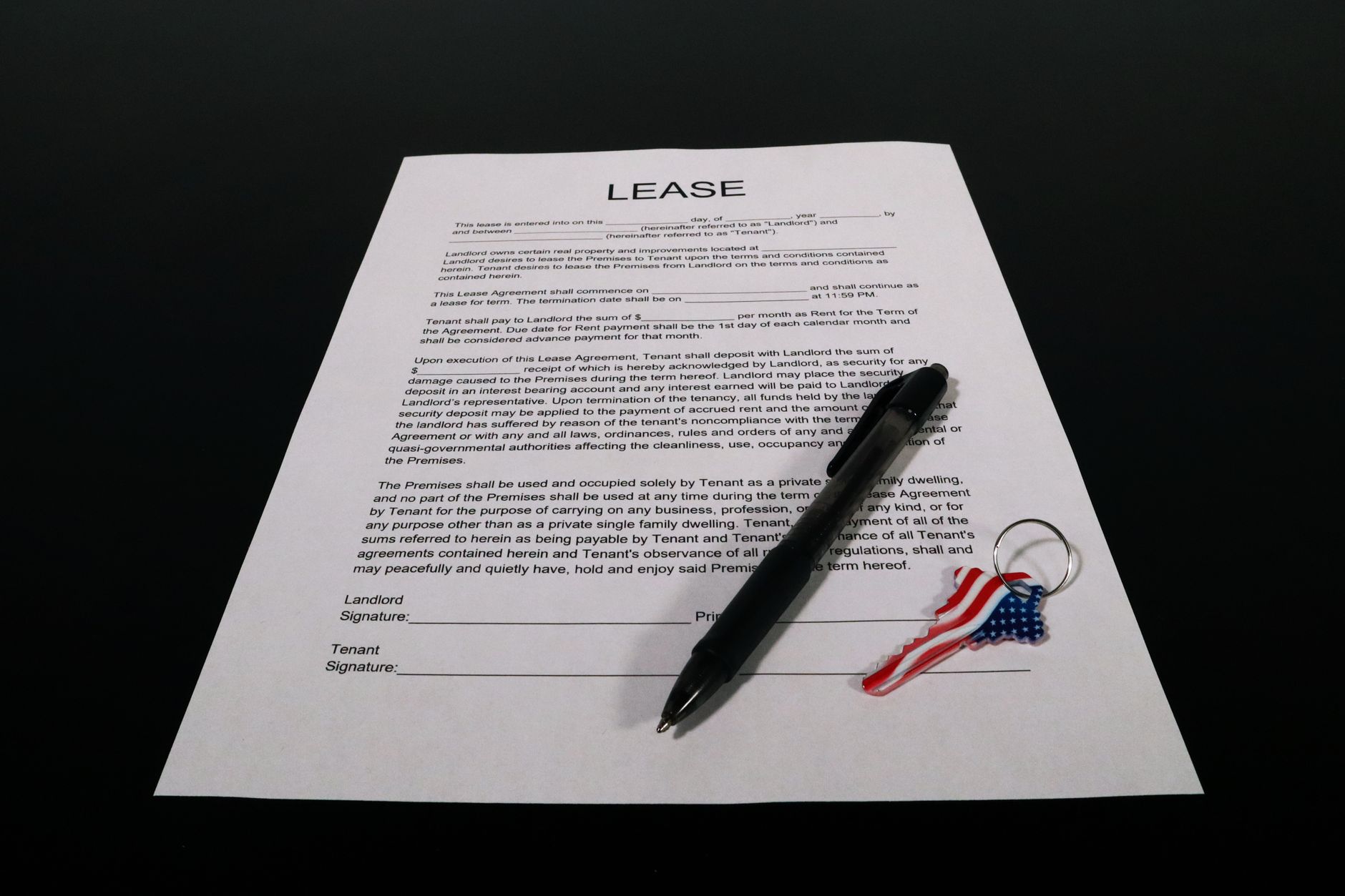 Contrat posé sur une table avec un stylo et un porte-clés