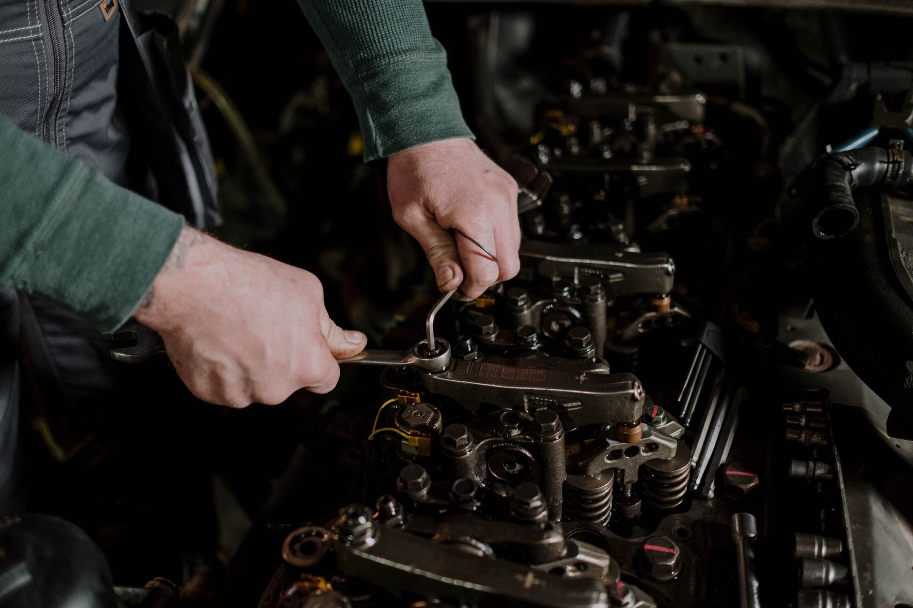 Gros plan sur des outils à main pour démonter un moteur