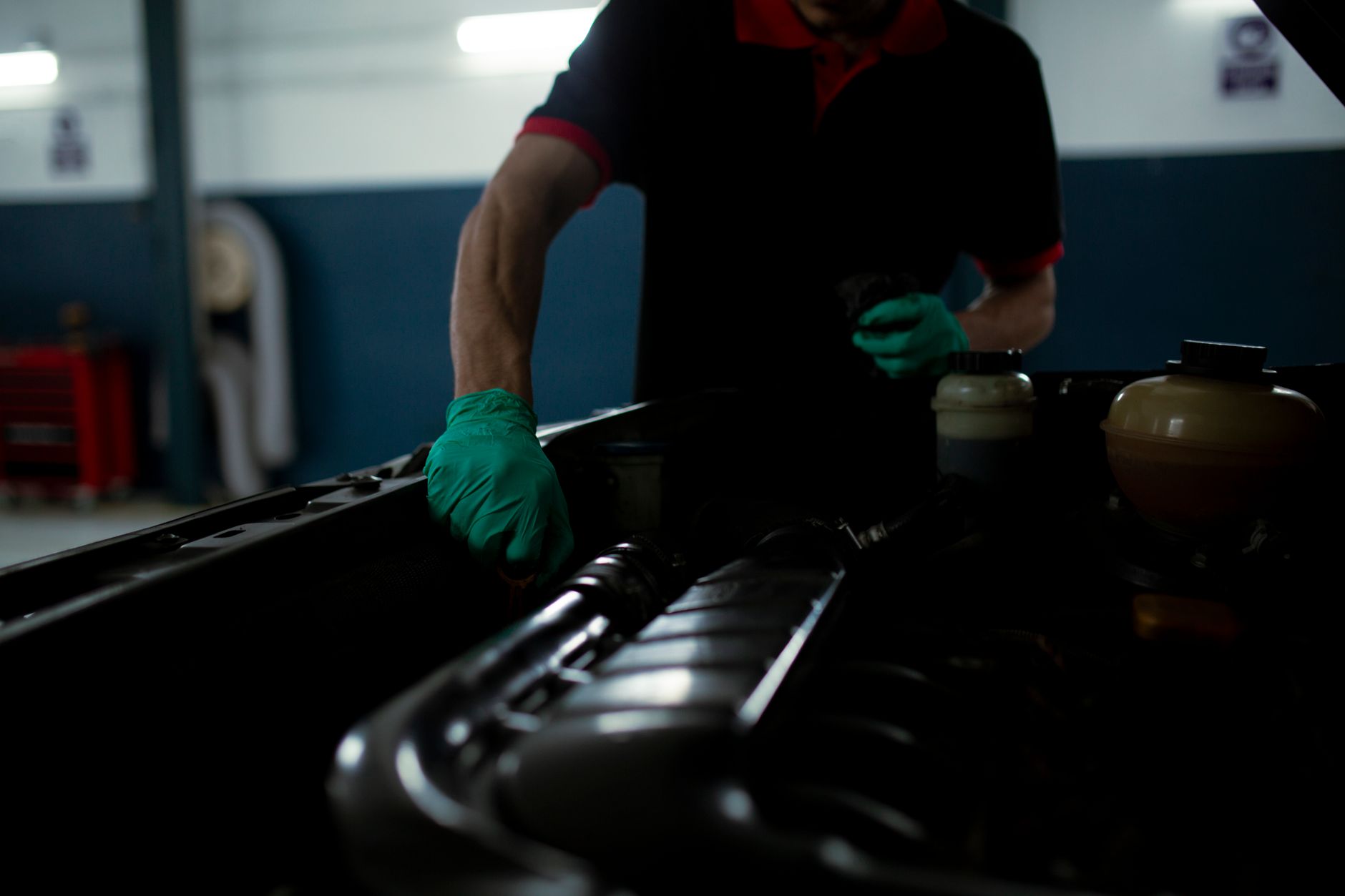 Mécanicien contrôlant un moteur en atelier
